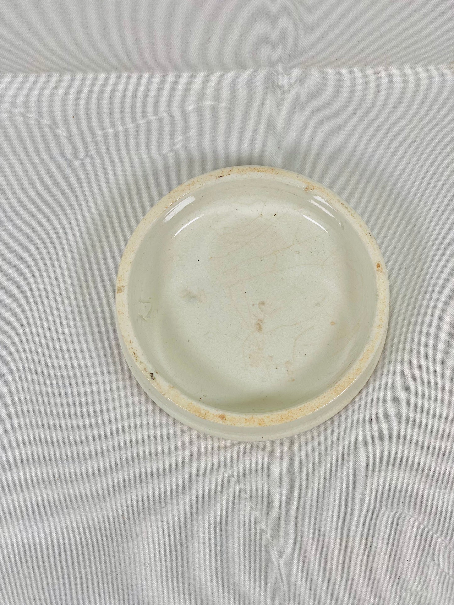 Tapa de bote de pasta de dientes con borde dorado, de la Sociedad Cooperativa del Ejército y la Marina, de cerámica victoriana de finales del siglo XIX, con diseño de cereza