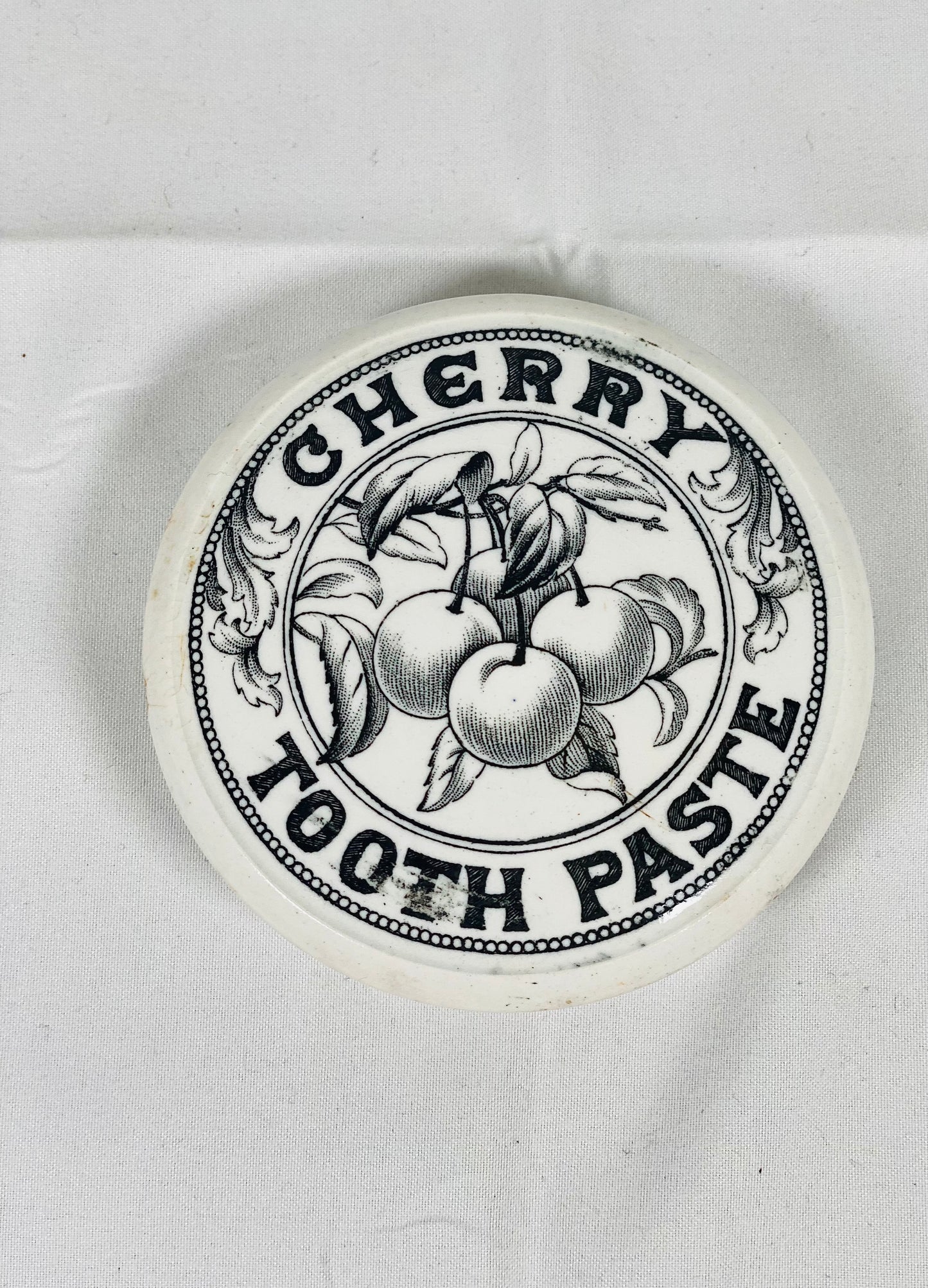 Excelente motivo de cereza: tapa de bote de pasta de dientes de cereza de loza victoriana de finales del siglo XIX