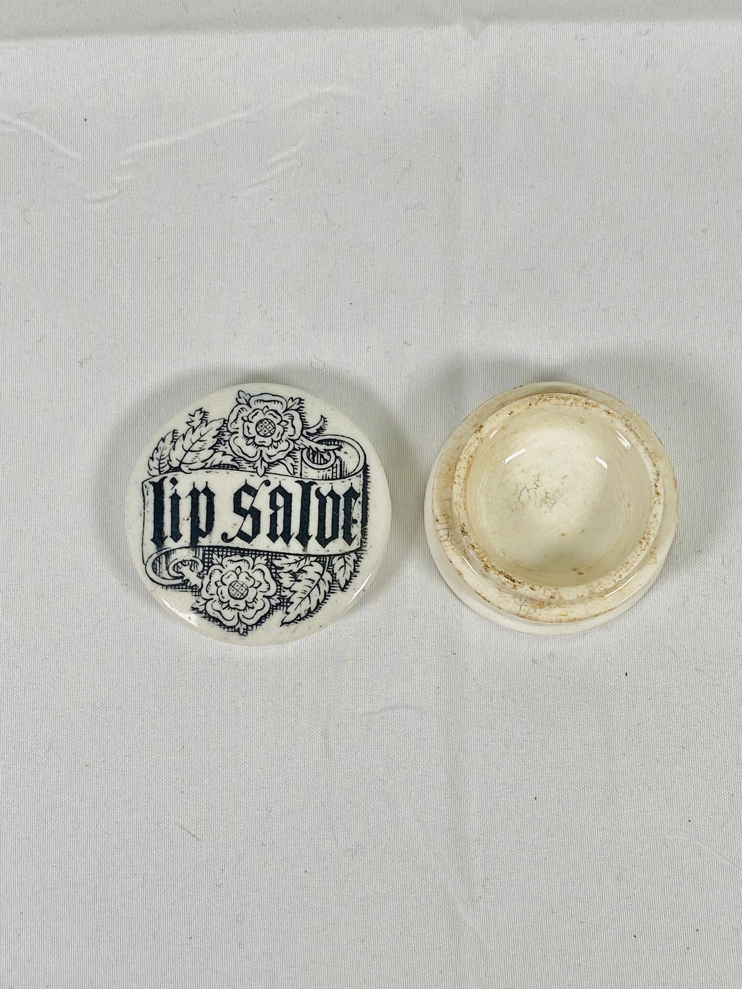 Tarro de bálsamo labial de loza victoriana de finales del siglo XIX