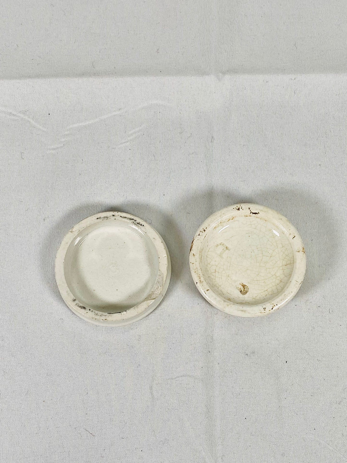 Tarro de bálsamo labial de loza victoriana de finales del siglo XIX