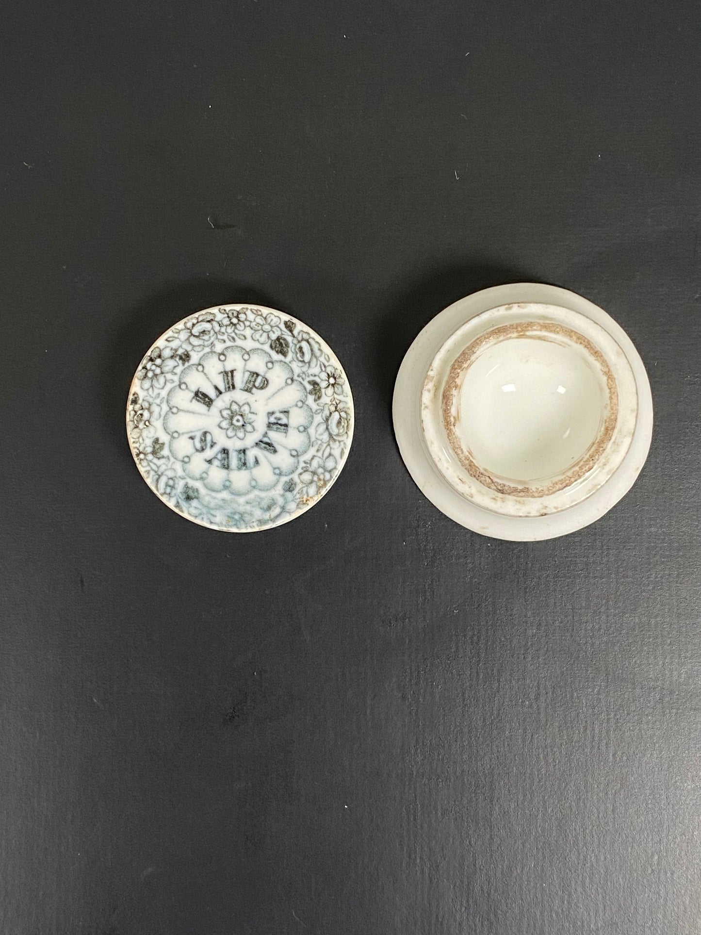 Raro y encantador bálsamo labial de loza victoriana del siglo XIX