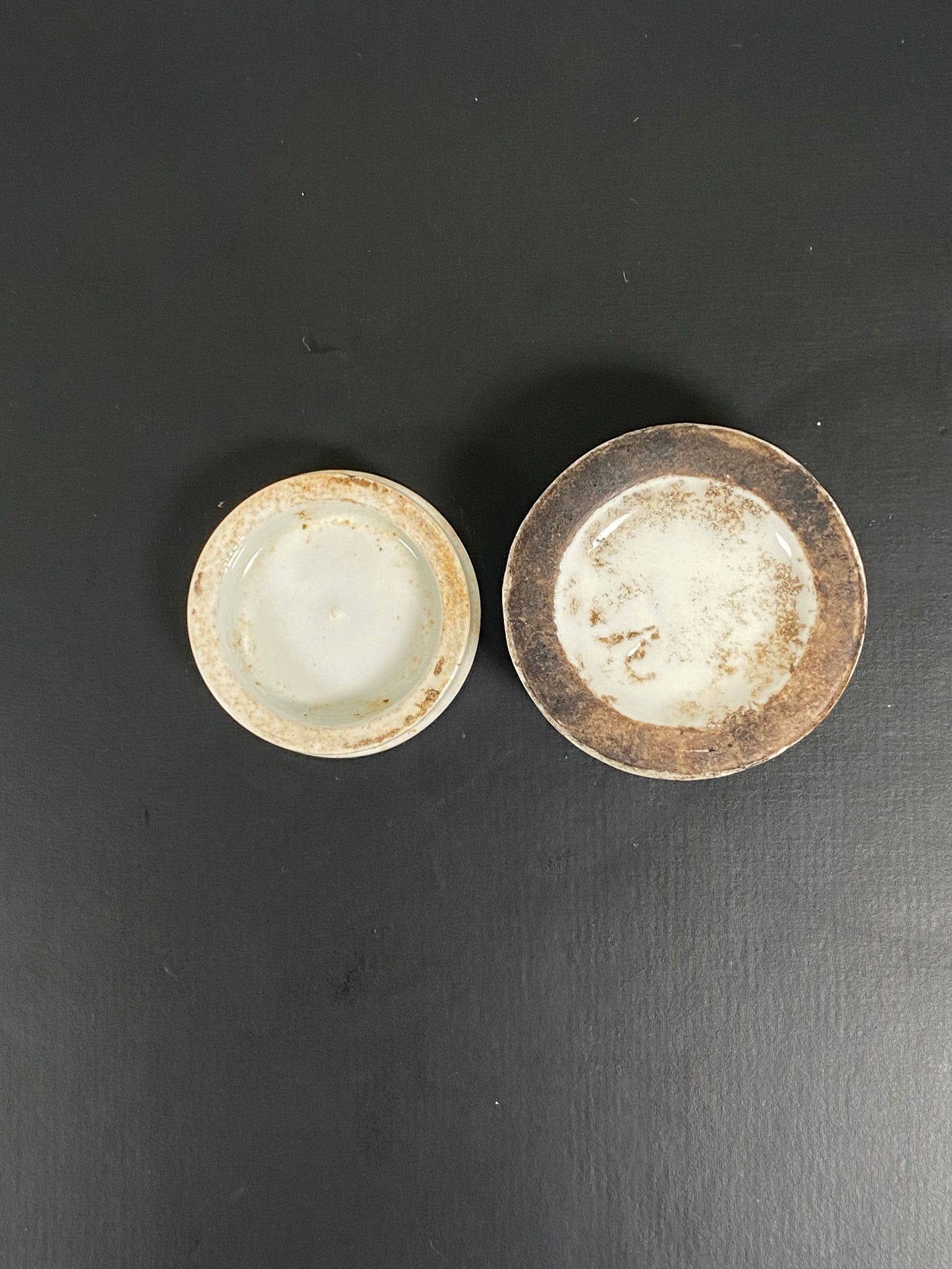 Raro y encantador bálsamo labial de loza victoriana del siglo XIX