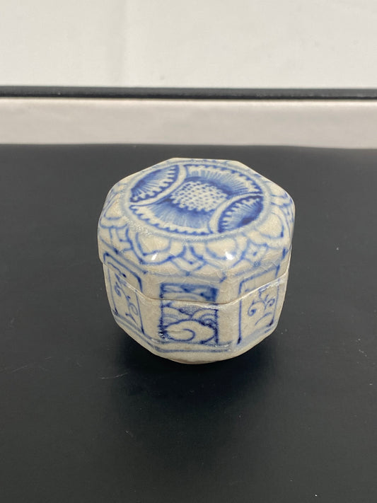 Caja de baratijas con tapa de estilo anamitas de porcelana de naufragio, procedente del tesoro de Hoi An, Vietnam, siglo XV