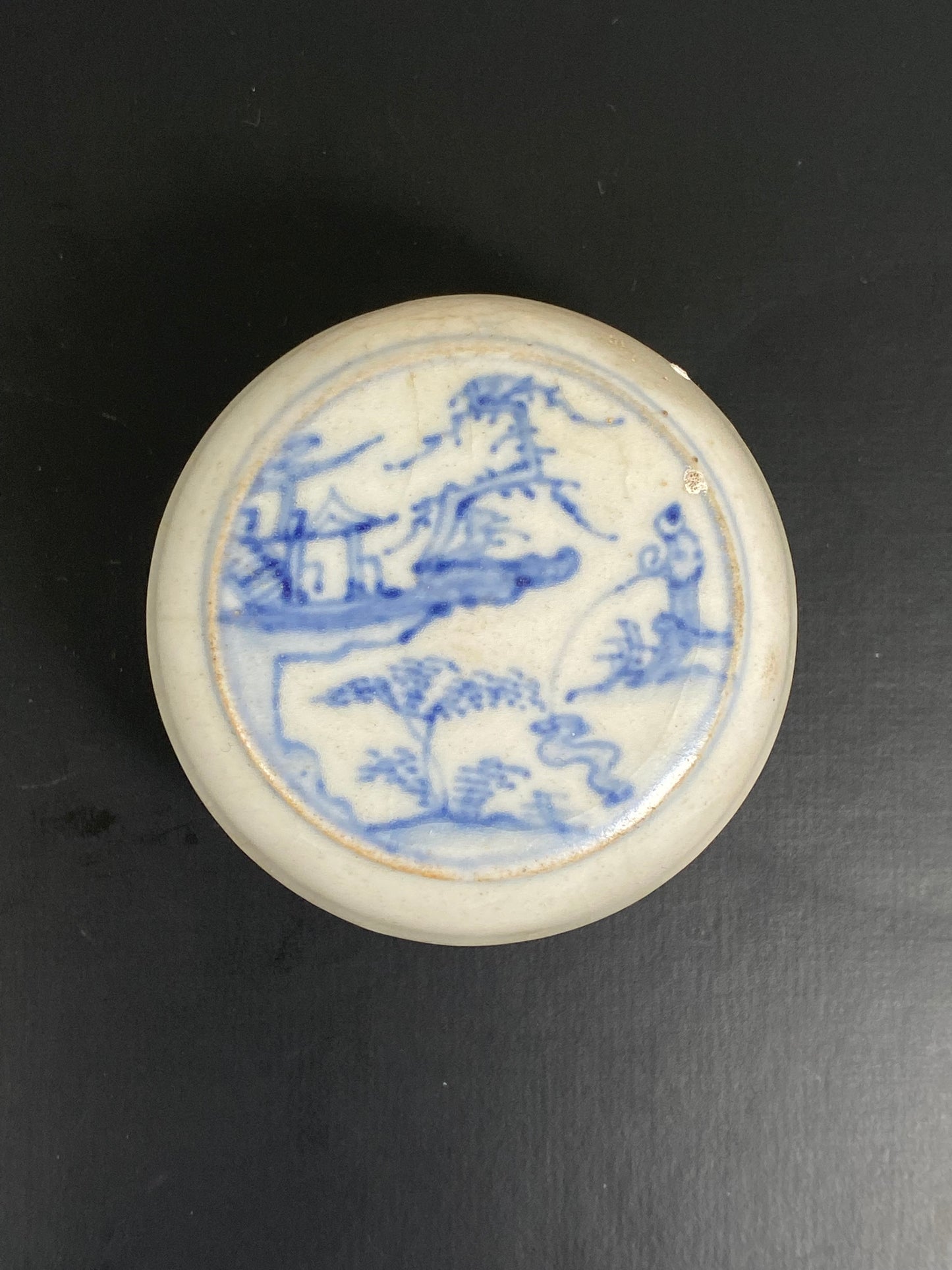 Caja de baratijas vietnamita de porcelana con tapa y un raro motivo paisajístico procedente del tesoro de Hoi An, siglo XV