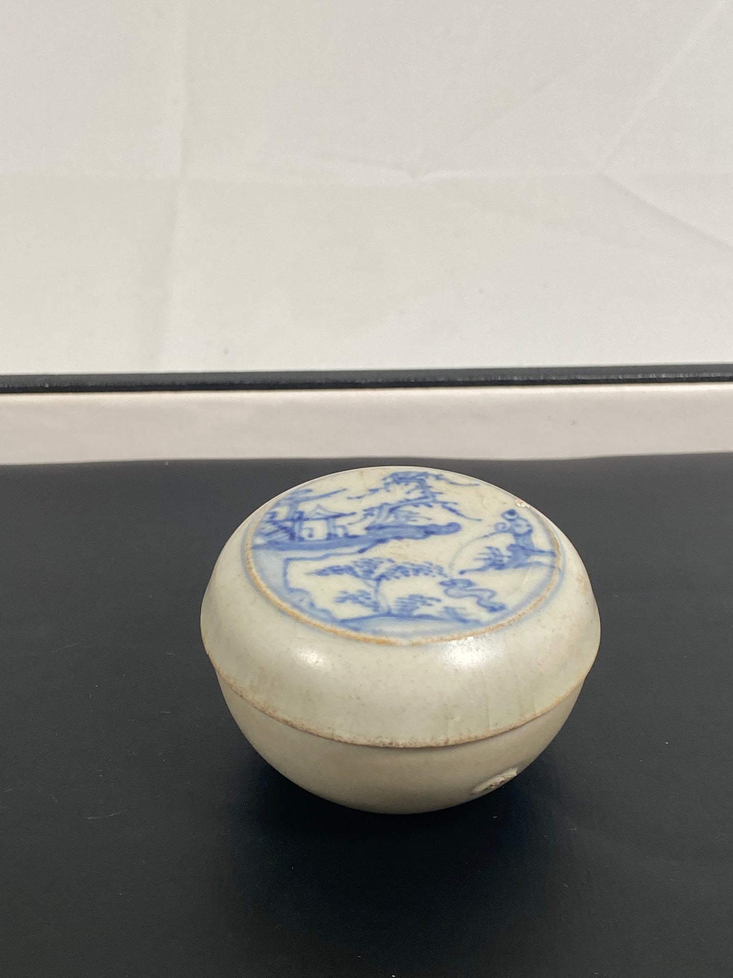 Caja de baratijas vietnamita de porcelana con tapa y un raro motivo paisajístico procedente del tesoro de Hoi An, siglo XV