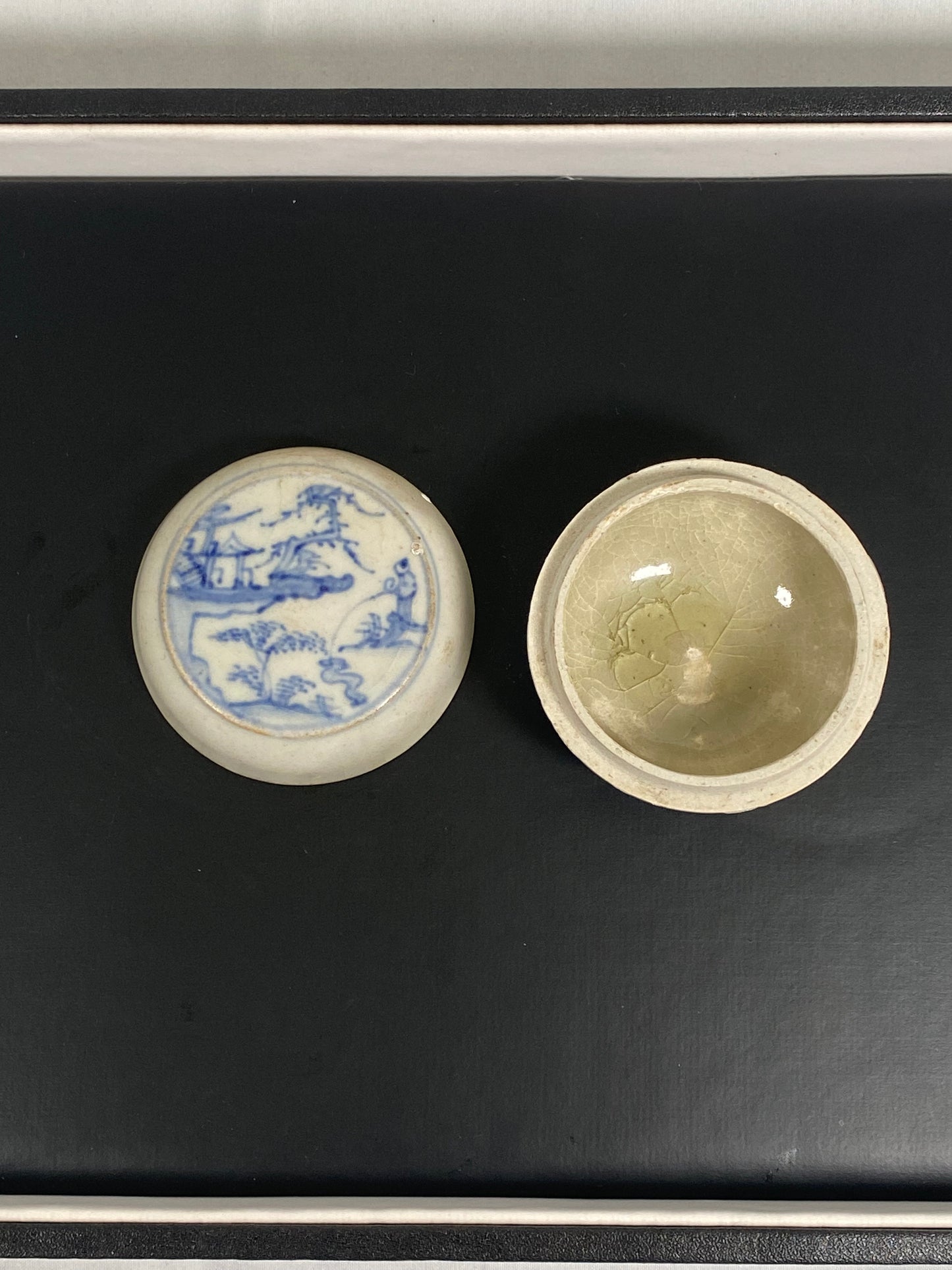 Caja de baratijas vietnamita de porcelana con tapa y un raro motivo paisajístico procedente del tesoro de Hoi An, siglo XV