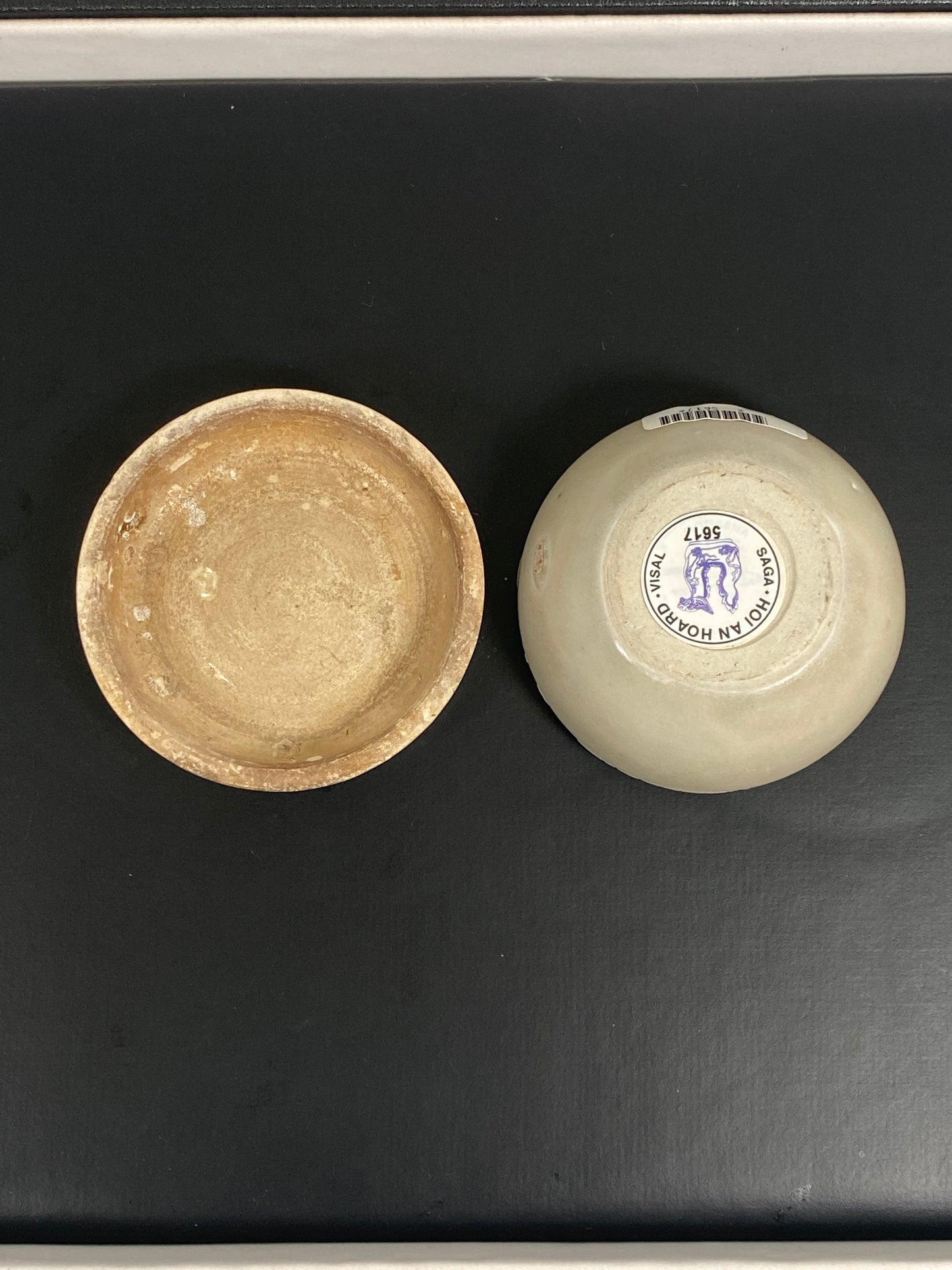 Caja de baratijas vietnamita de porcelana con tapa y un raro motivo paisajístico procedente del tesoro de Hoi An, siglo XV