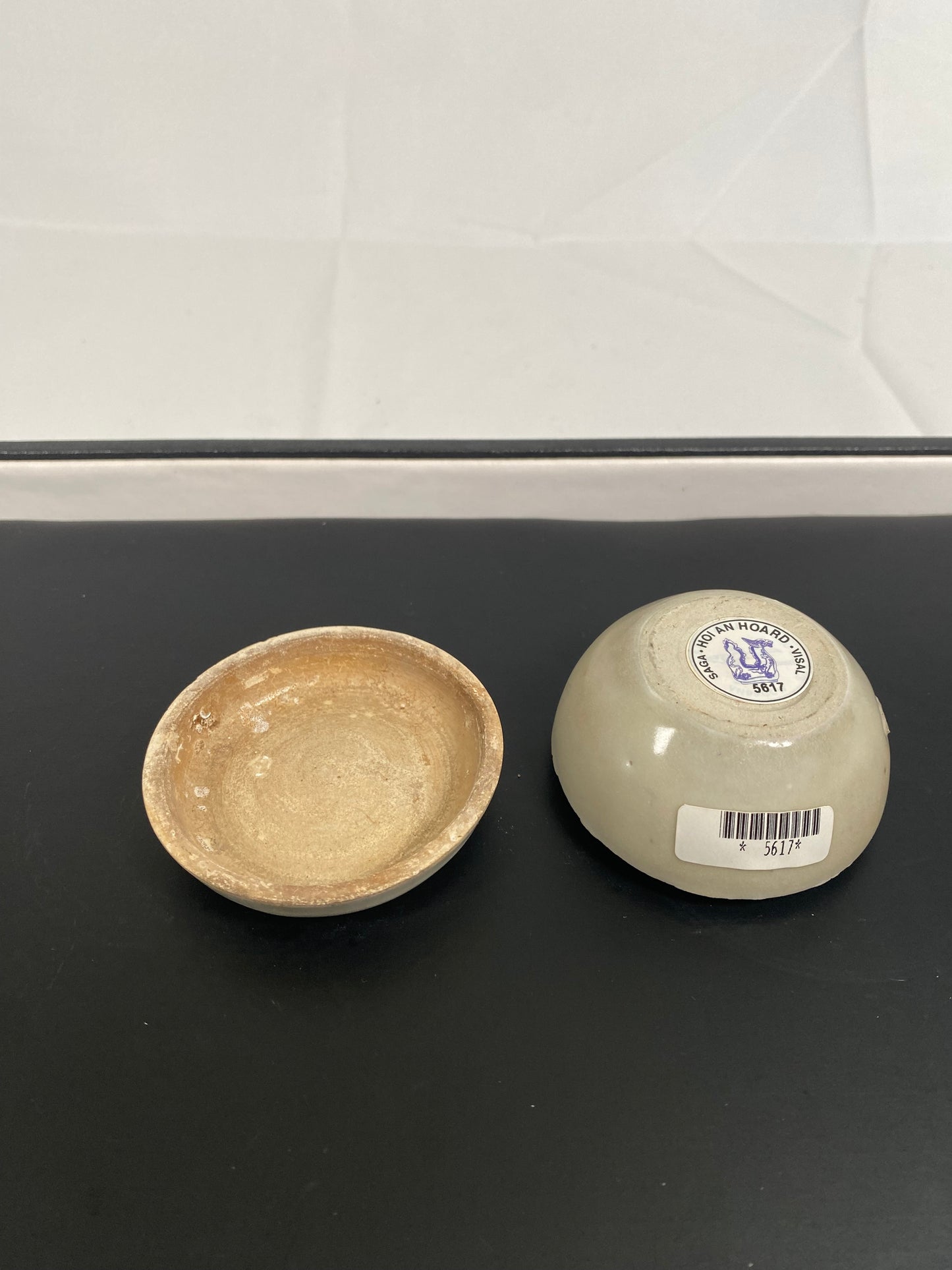 Caja de baratijas vietnamita de porcelana con tapa y un raro motivo paisajístico procedente del tesoro de Hoi An, siglo XV