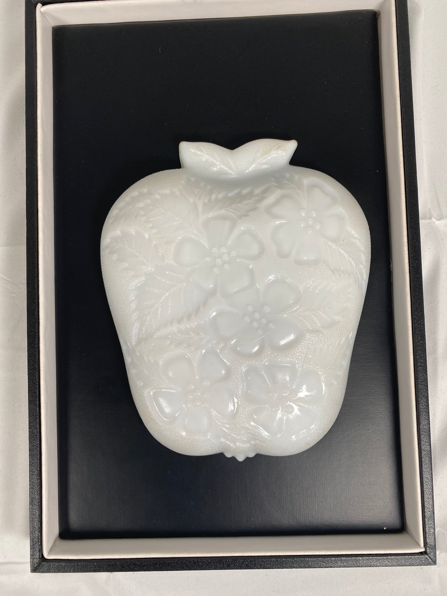 罕见的中世纪牛奶玻璃榛子阿特拉斯糖果或零食盘,苹果图案