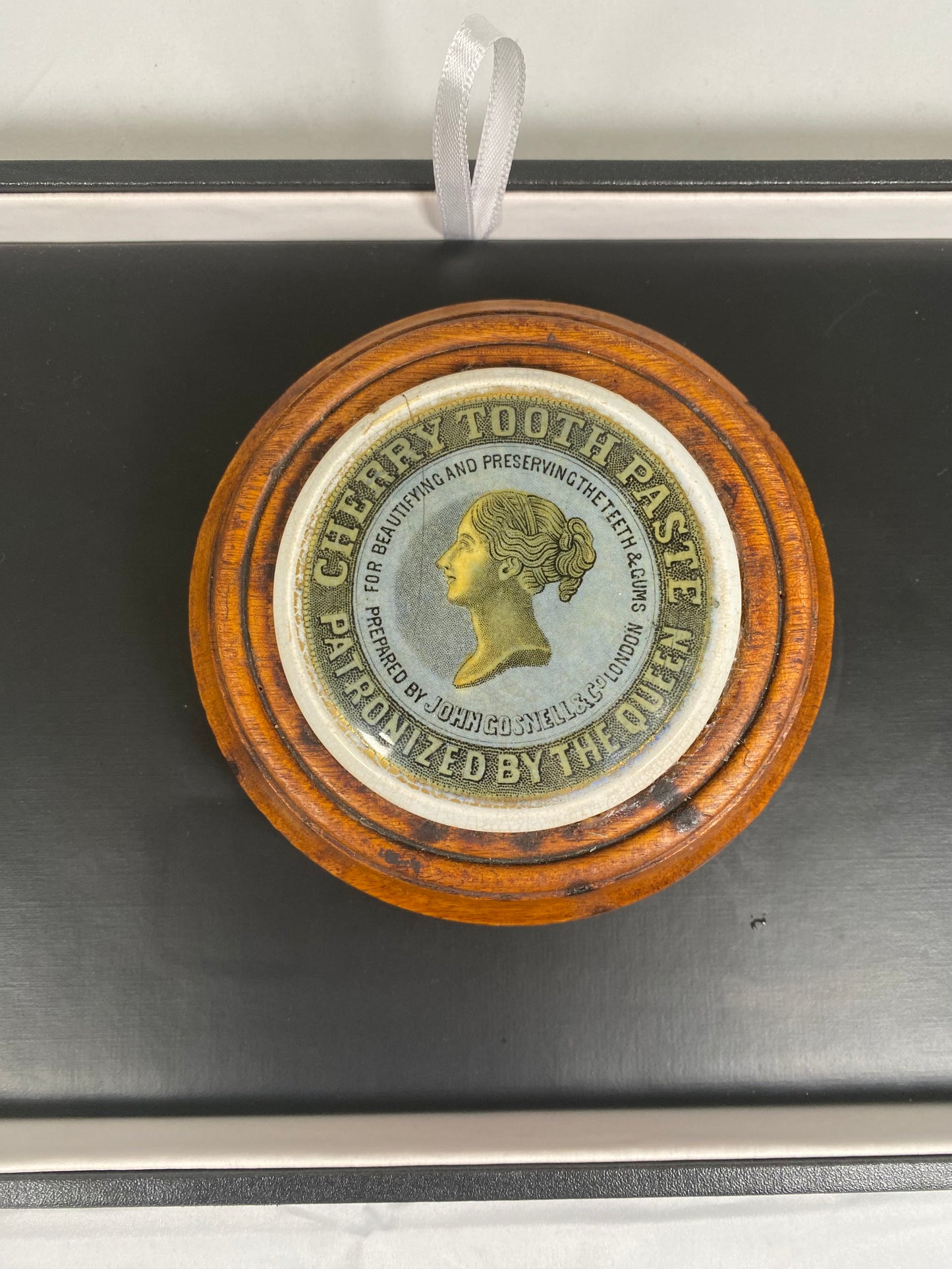 Tapa de olla con marco de finales de la época victoriana, versión coloreada poco común de pasta de dientes de cereza de John Goswell