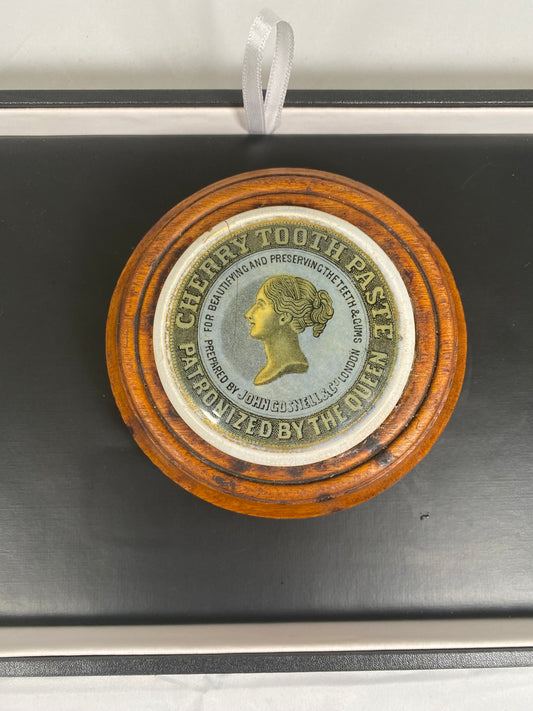 Tapa de olla con marco de finales de la época victoriana, versión coloreada poco común de pasta de dientes de cereza de John Goswell