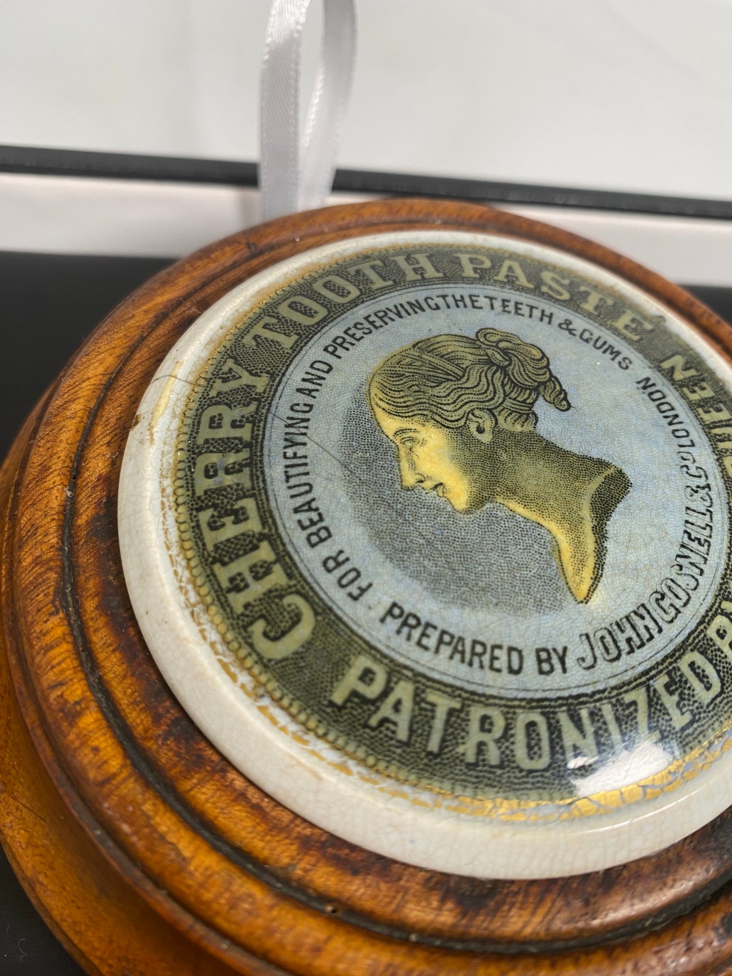 Tapa de olla con marco de finales de la época victoriana, versión coloreada poco común de pasta de dientes de cereza de John Goswell