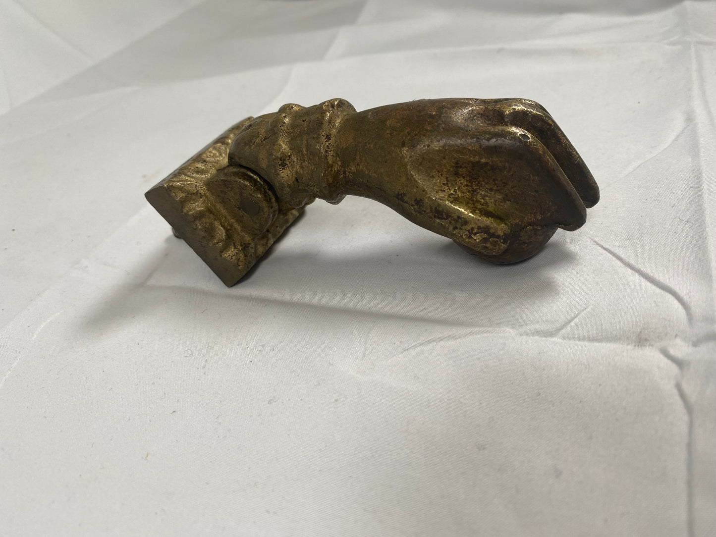 Aldaba de puerta antigua de estilo victoriano del siglo XIX con forma de mano.