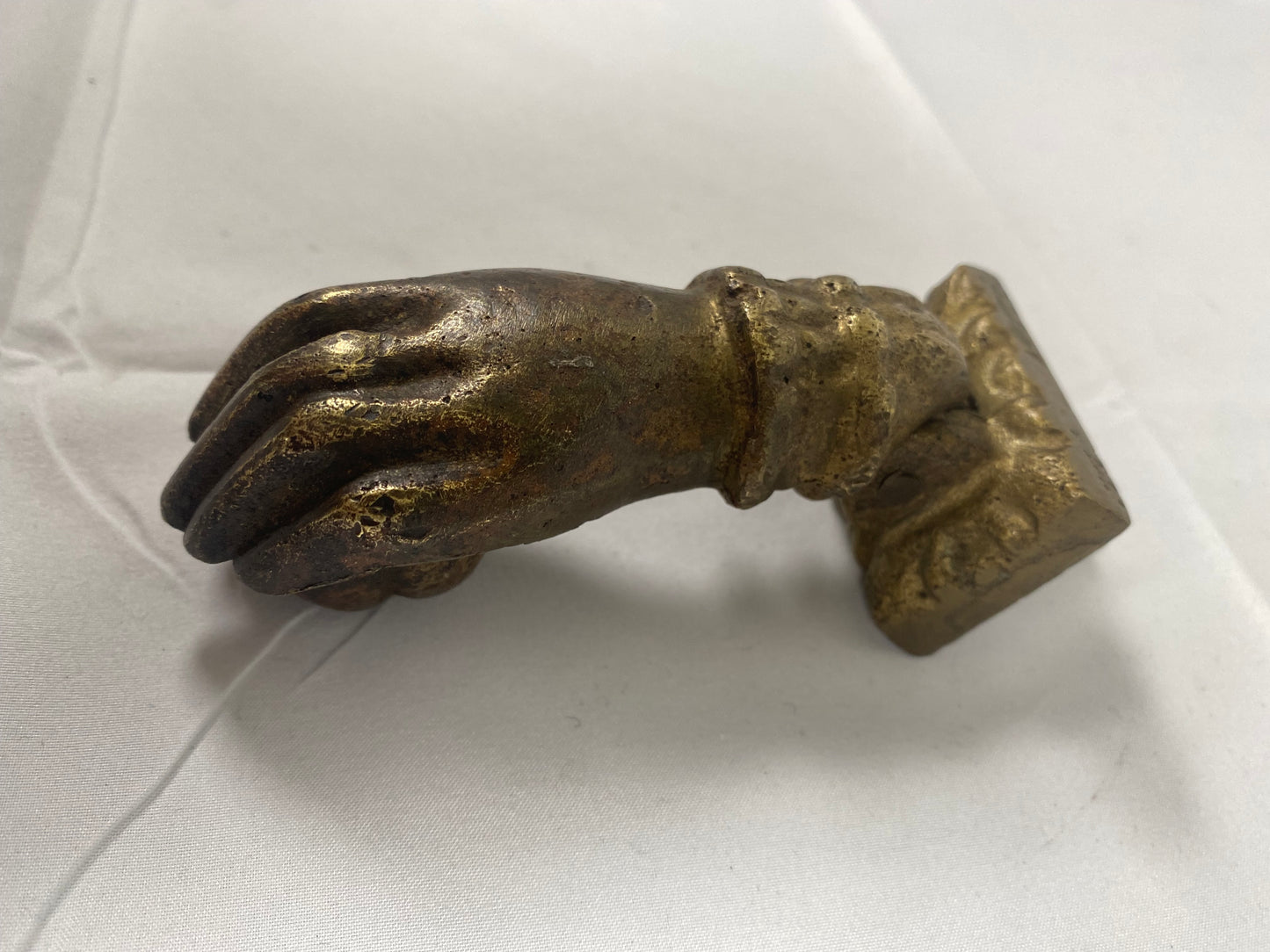 Aldaba de puerta antigua de estilo victoriano del siglo XIX con forma de mano.