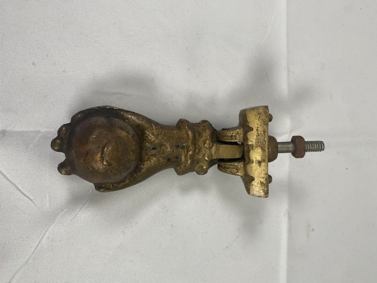 Aldaba de puerta antigua de estilo victoriano del siglo XIX con forma de mano.