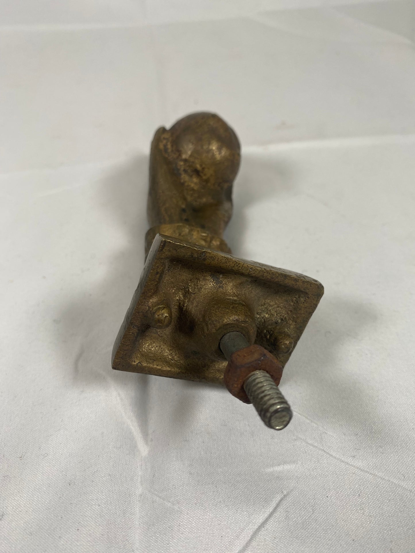 Aldaba de puerta antigua de estilo victoriano del siglo XIX con forma de mano.