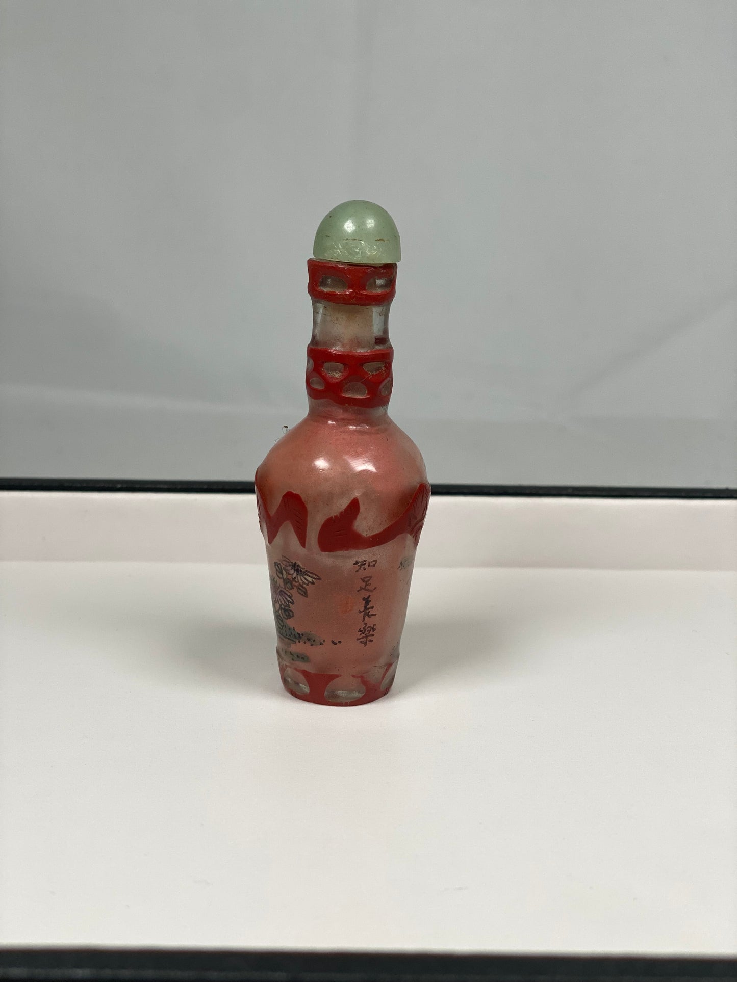 Botella de rapé china del siglo XX con pintura roja al revés