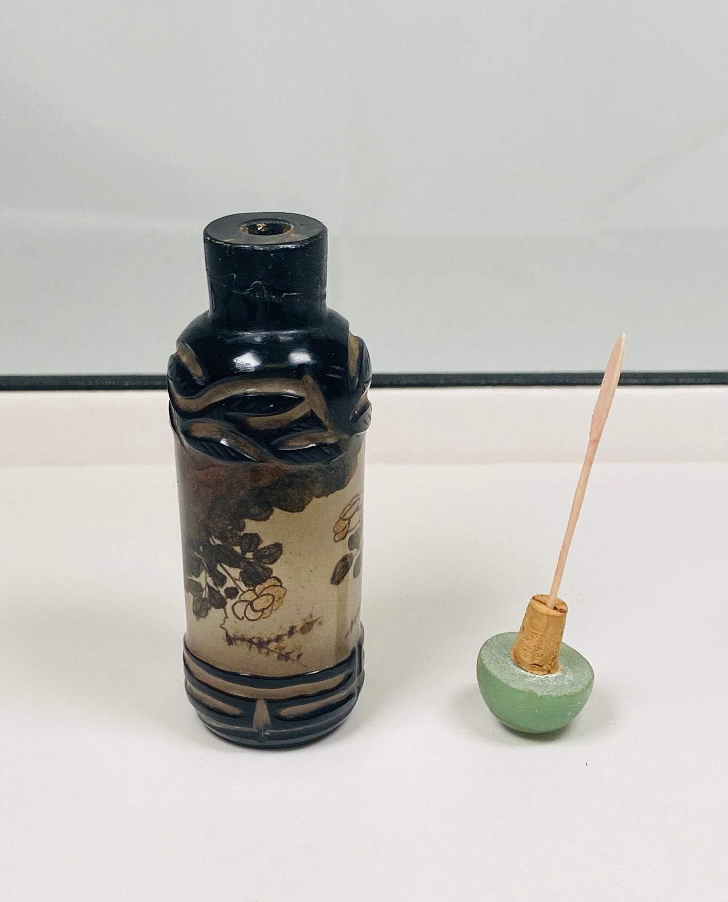 Botella de rapé china del siglo XX con camafeo de vidrio pintado al revés y superposición negra