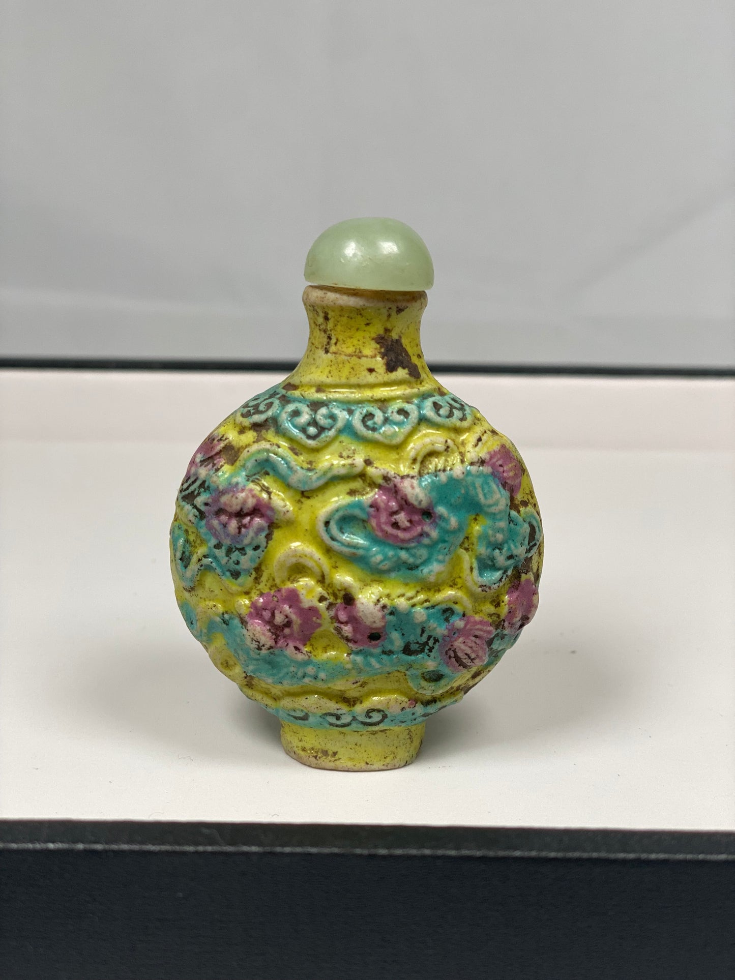 Botella de rapé china de porcelana moldeada de finales del siglo XIX con detalles de perro Foo