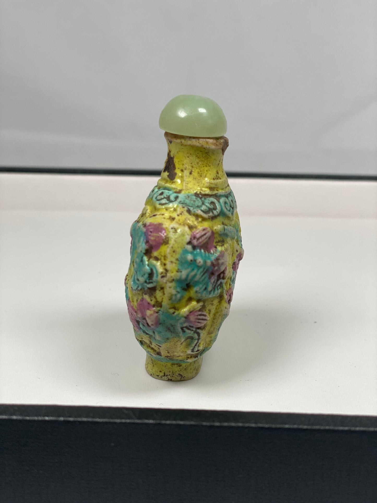 Botella de rapé china de porcelana moldeada de finales del siglo XIX con detalles de perro Foo