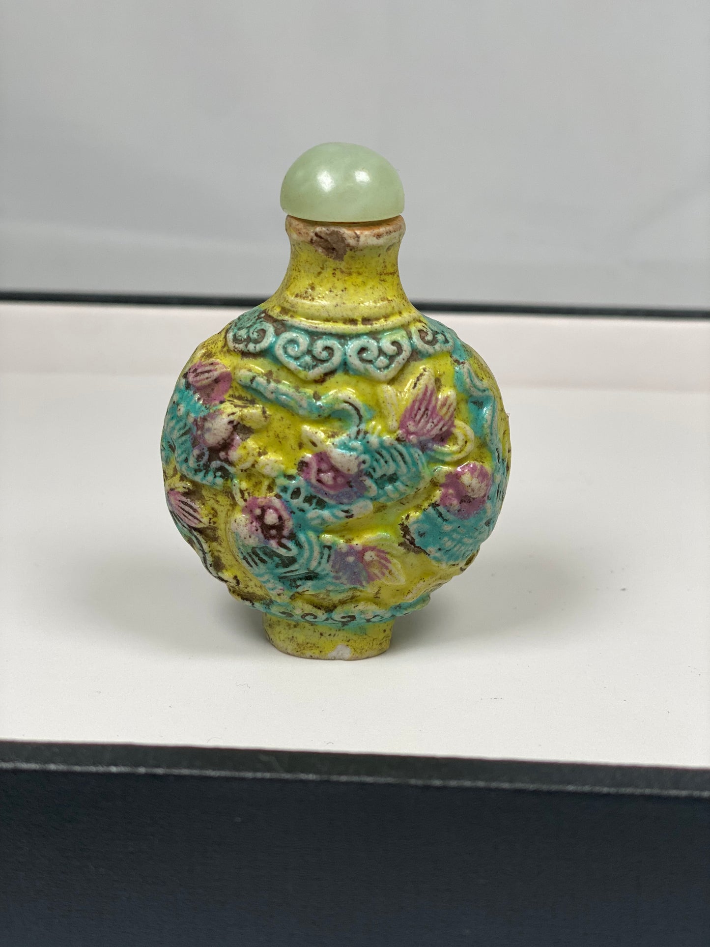 Botella de rapé china de porcelana moldeada de finales del siglo XIX con detalles de perro Foo