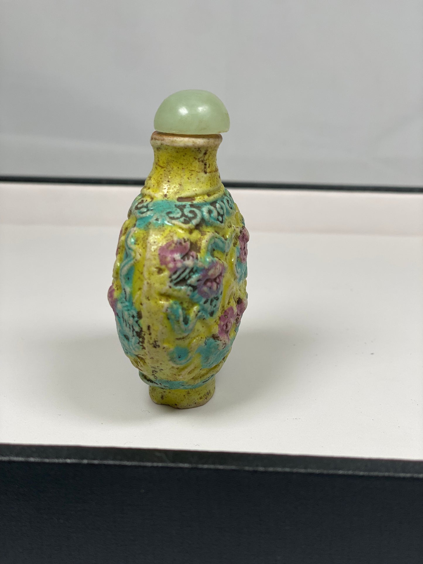 Botella de rapé china de porcelana moldeada de finales del siglo XIX con detalles de perro Foo
