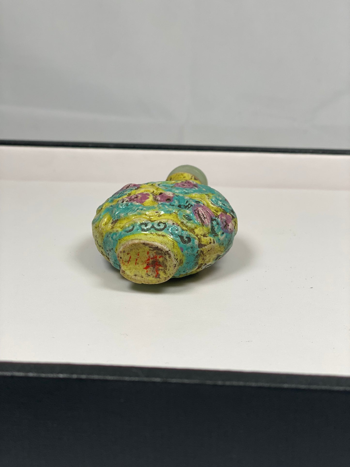 Botella de rapé china de porcelana moldeada de finales del siglo XIX con detalles de perro Foo