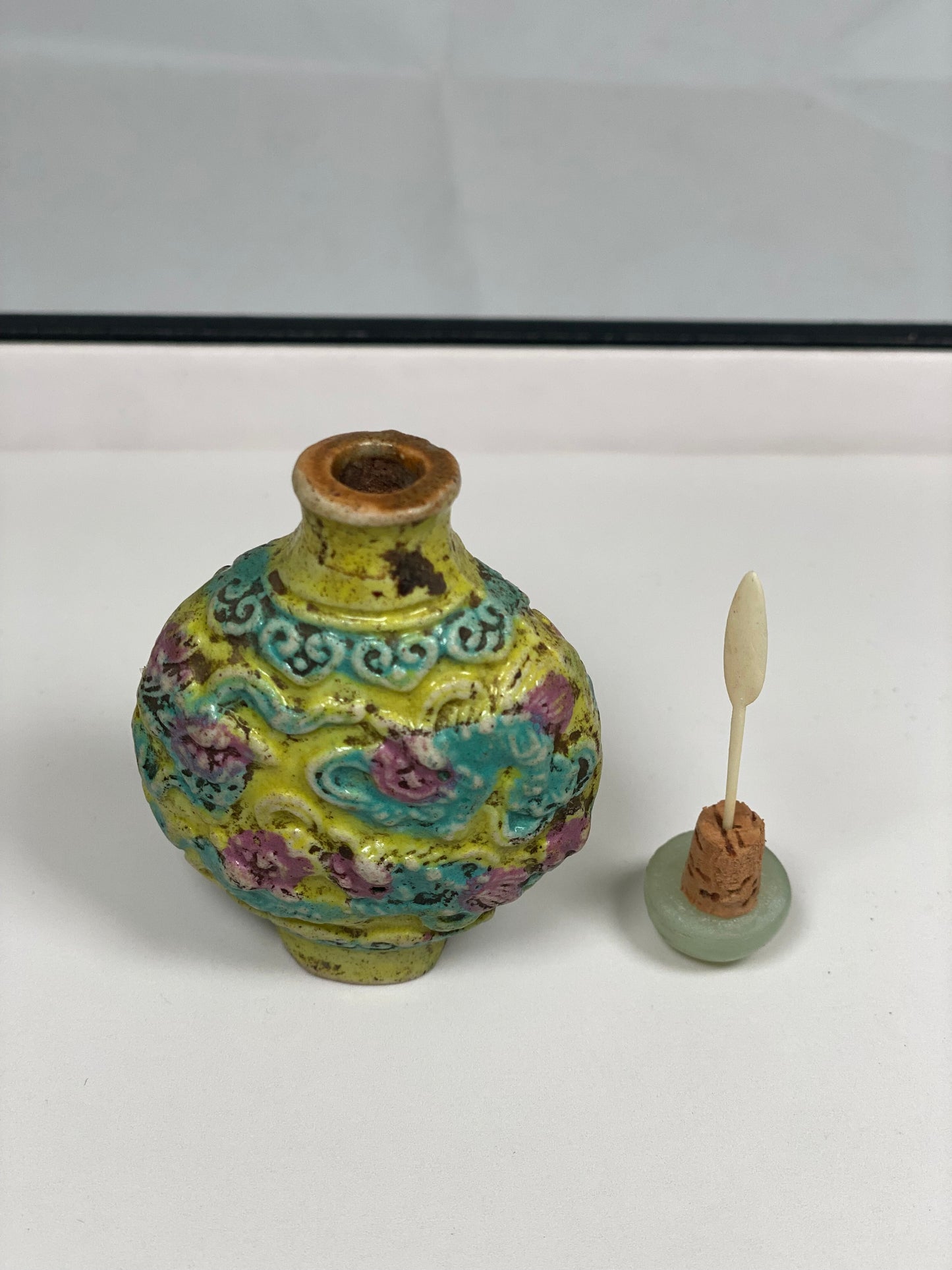 Botella de rapé china de porcelana moldeada de finales del siglo XIX con detalles de perro Foo
