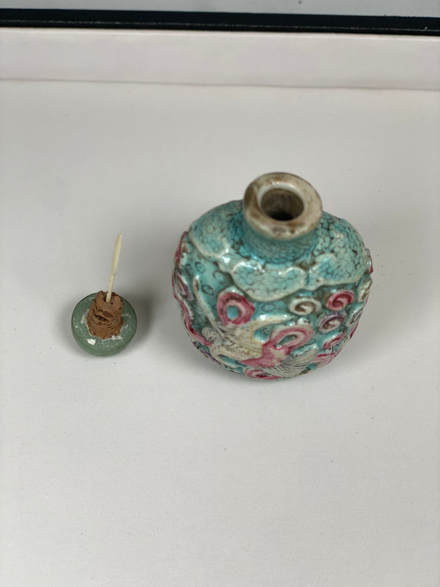 Botella de rapé china de porcelana moldeada de finales del siglo XIX con detalles académicos