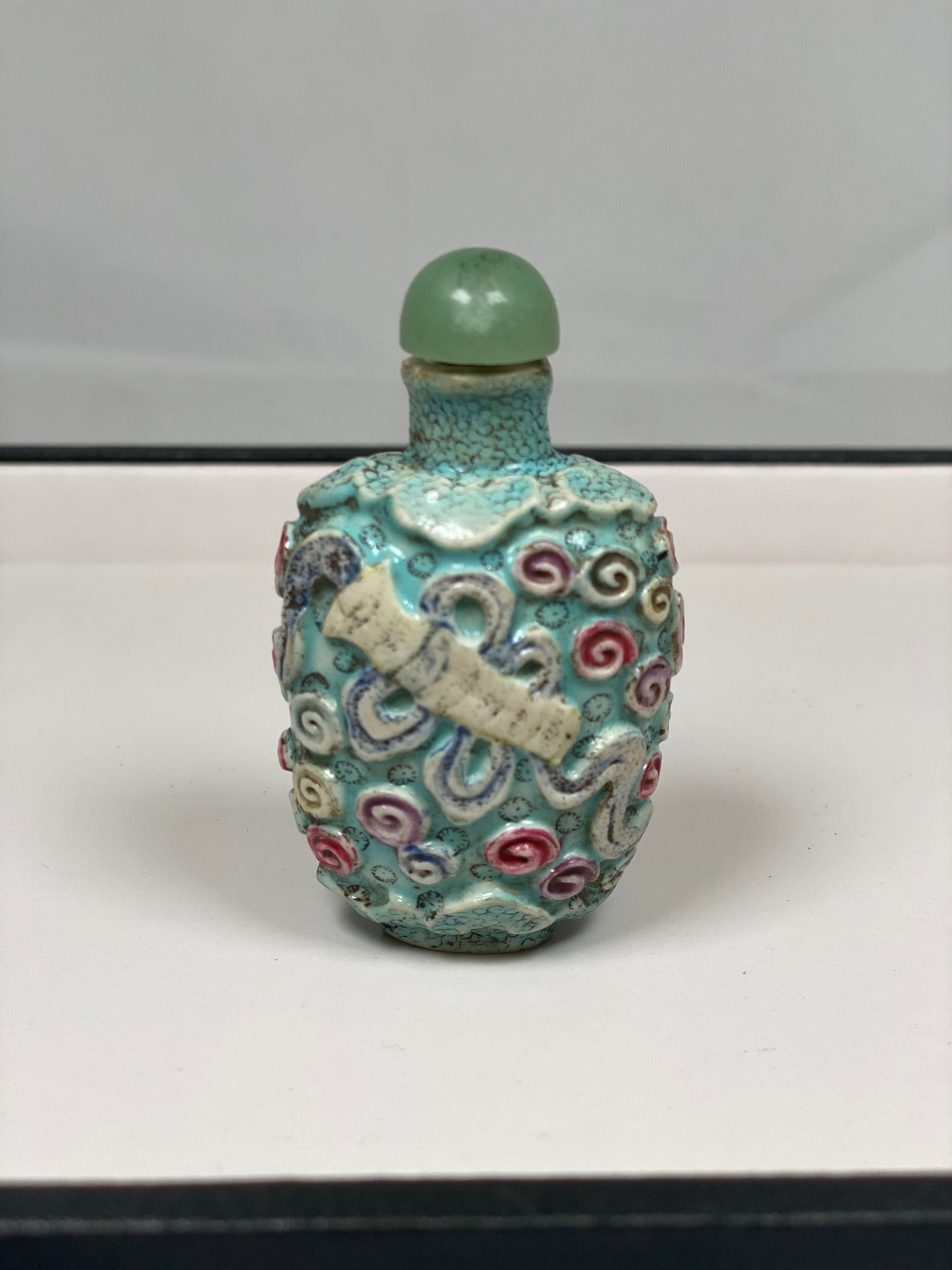 Botella de rapé china de porcelana moldeada de finales del siglo XIX con detalles académicos