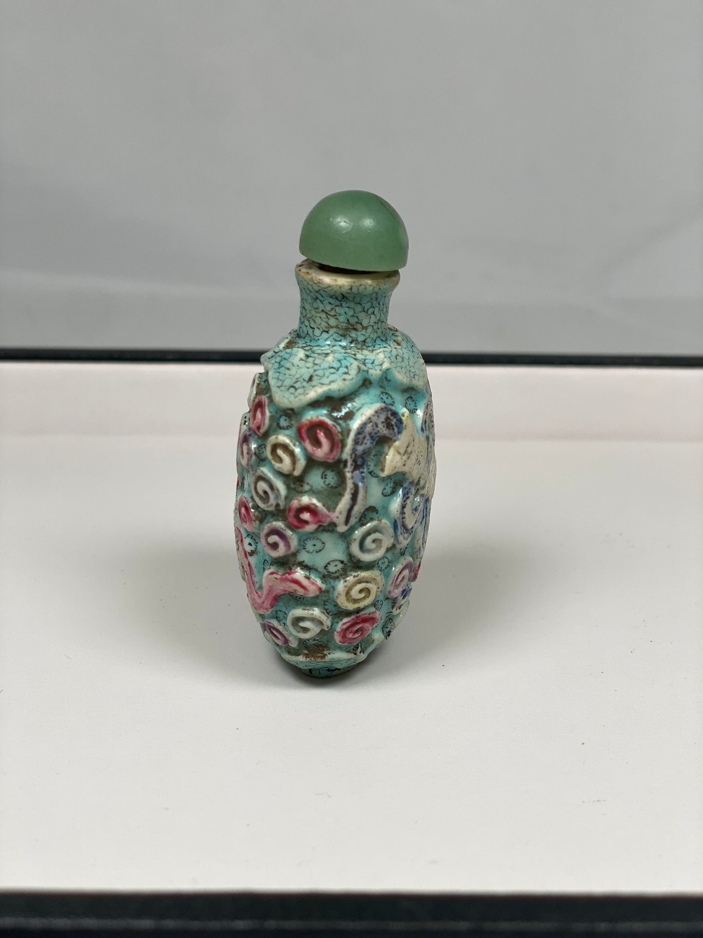 Botella de rapé china de porcelana moldeada de finales del siglo XIX con detalles académicos