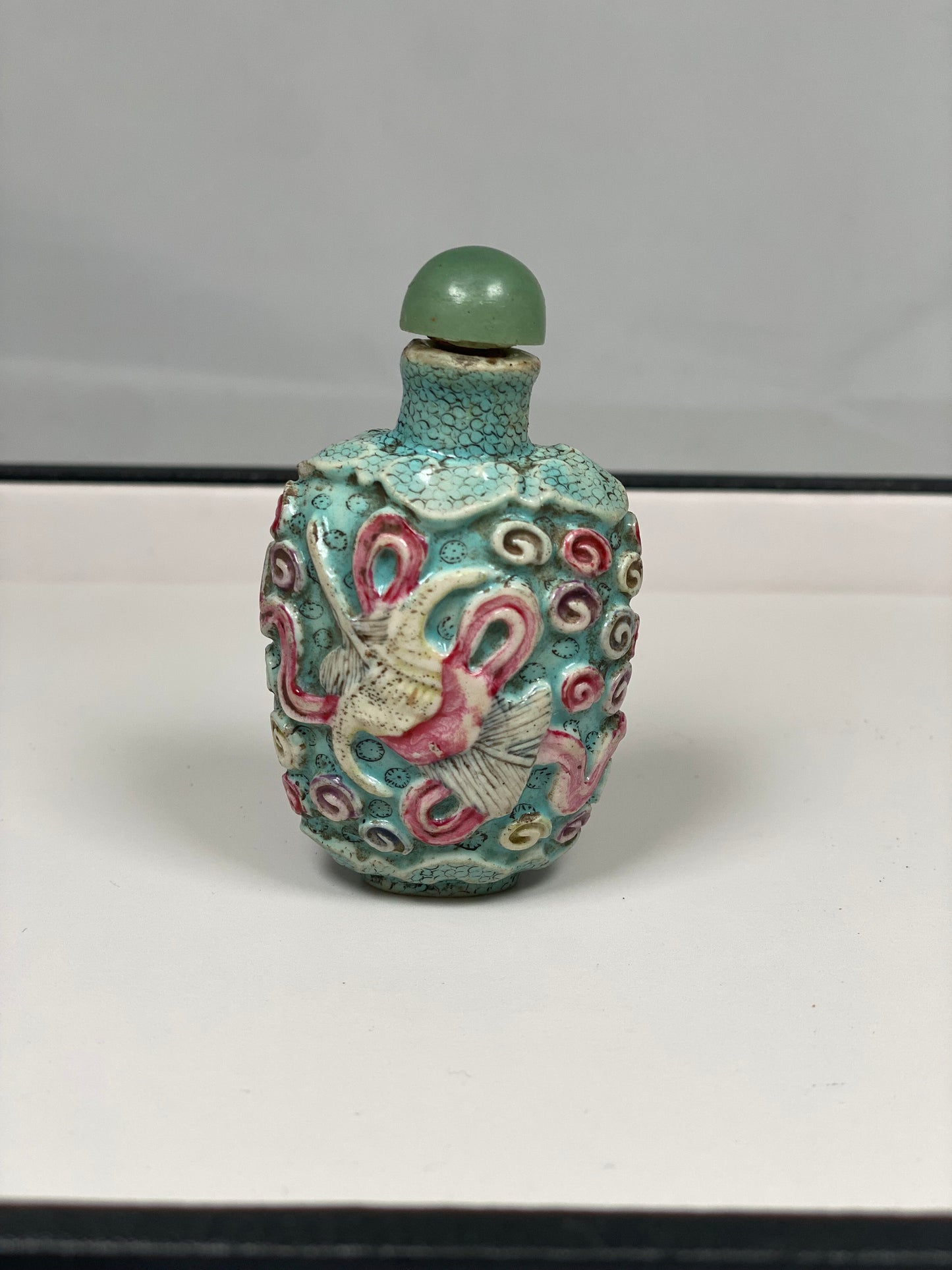 Botella de rapé china de porcelana moldeada de finales del siglo XIX con detalles académicos
