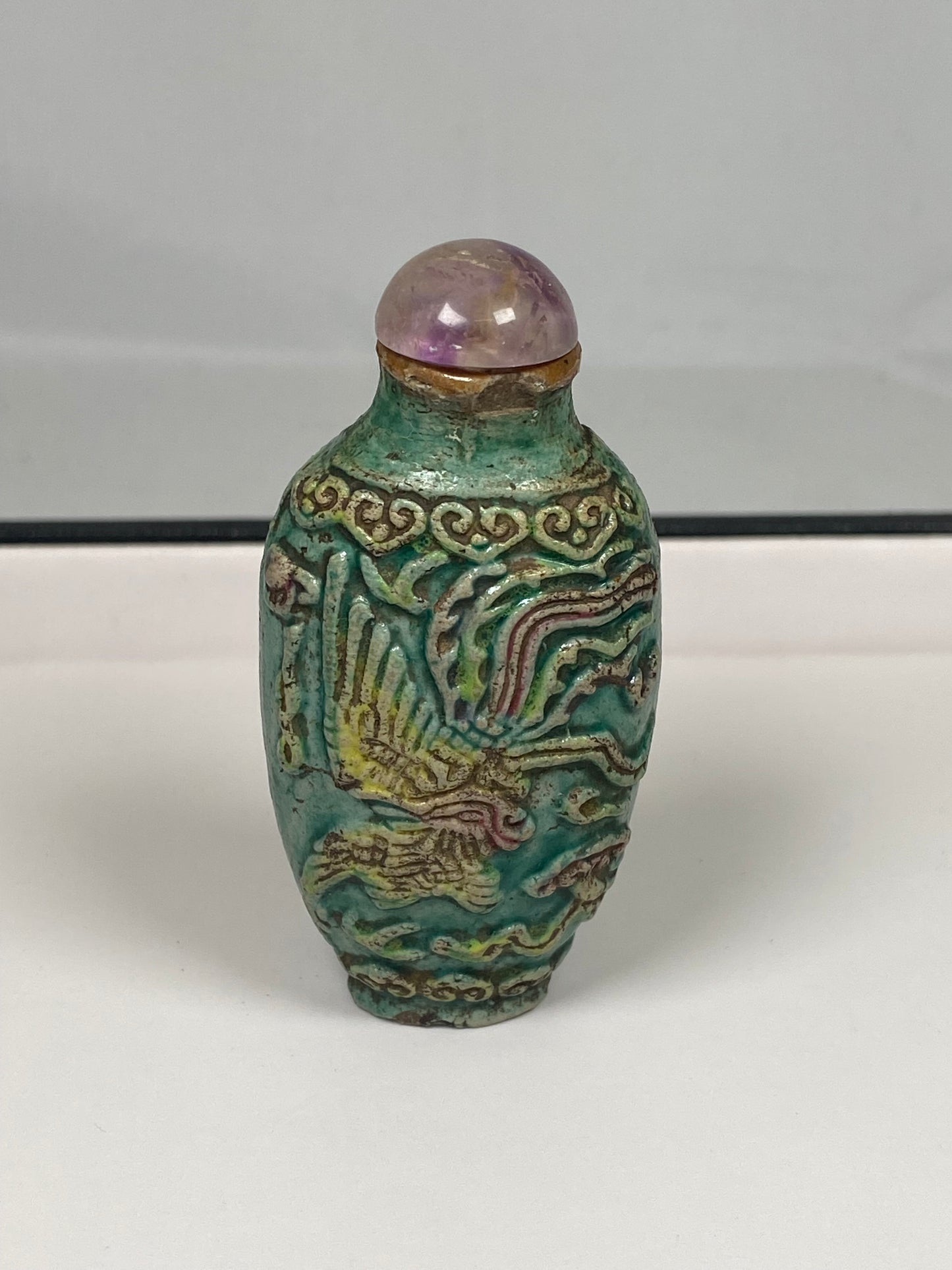 Botella de rapé china de porcelana moldeada de finales del siglo XIX con detalle de dragón
