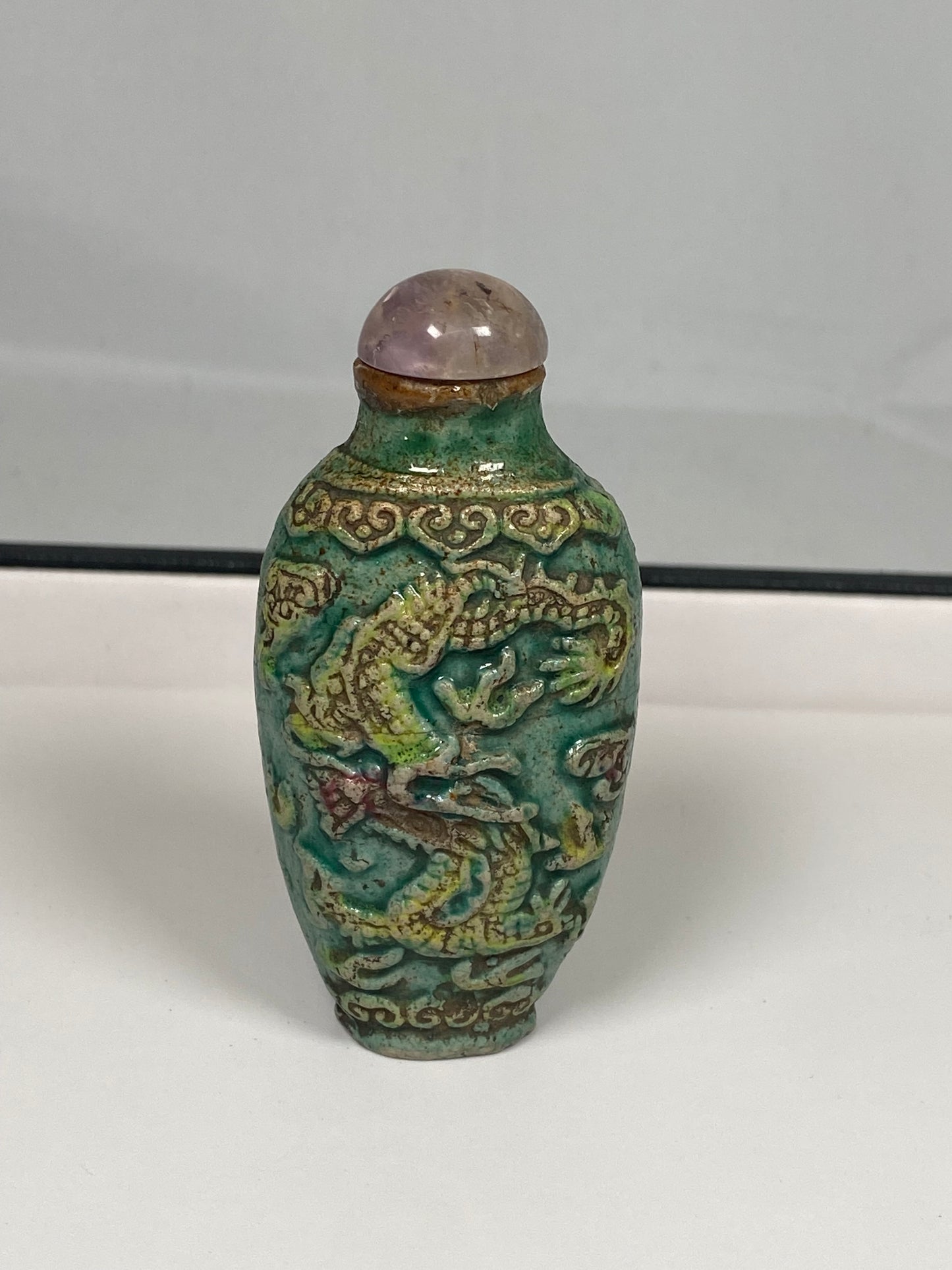 Botella de rapé china de porcelana moldeada de finales del siglo XIX con detalle de dragón