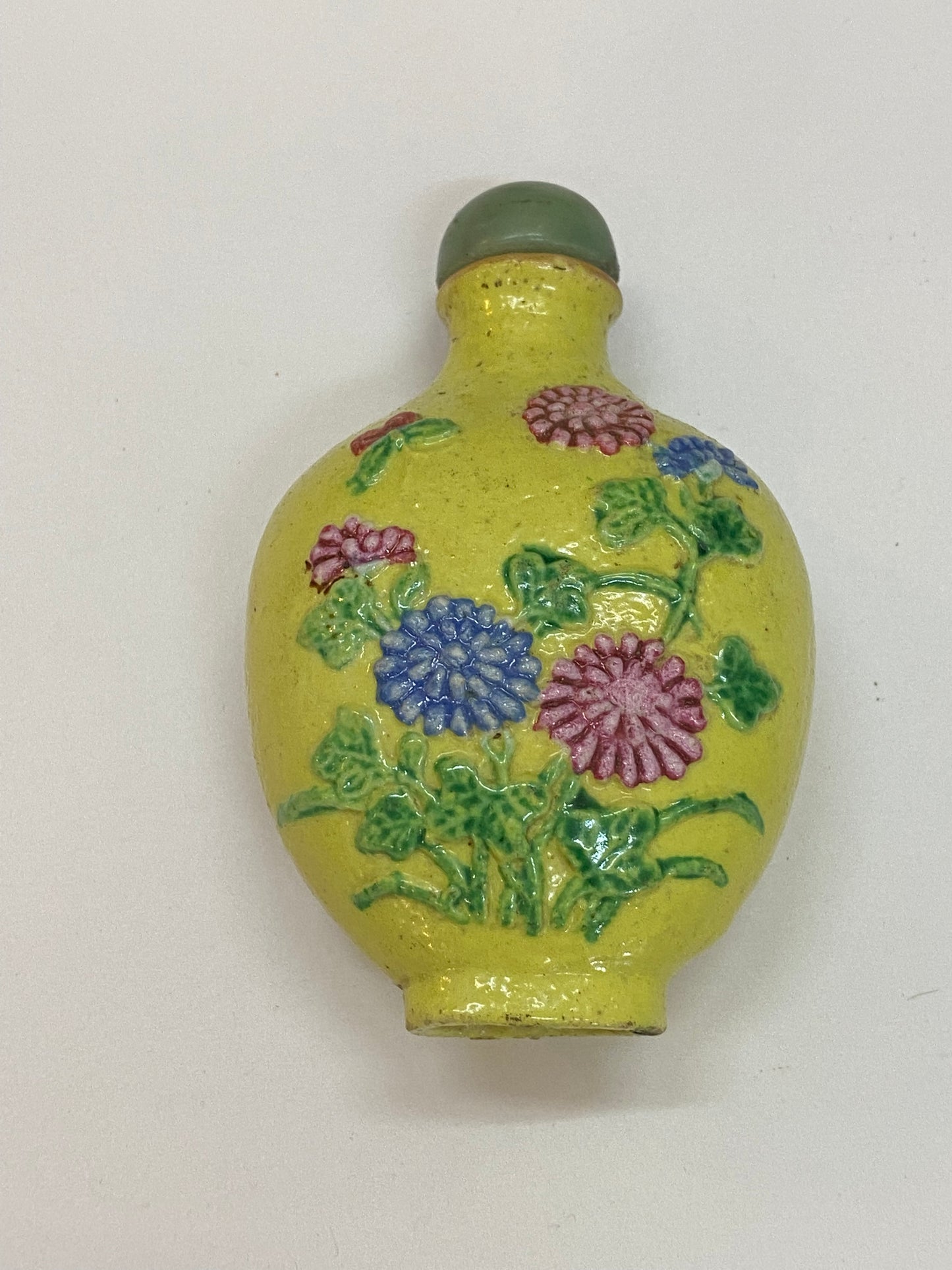 Botella de rapé china de porcelana moldeada de finales del siglo XIX con detalles florales y poéticos.