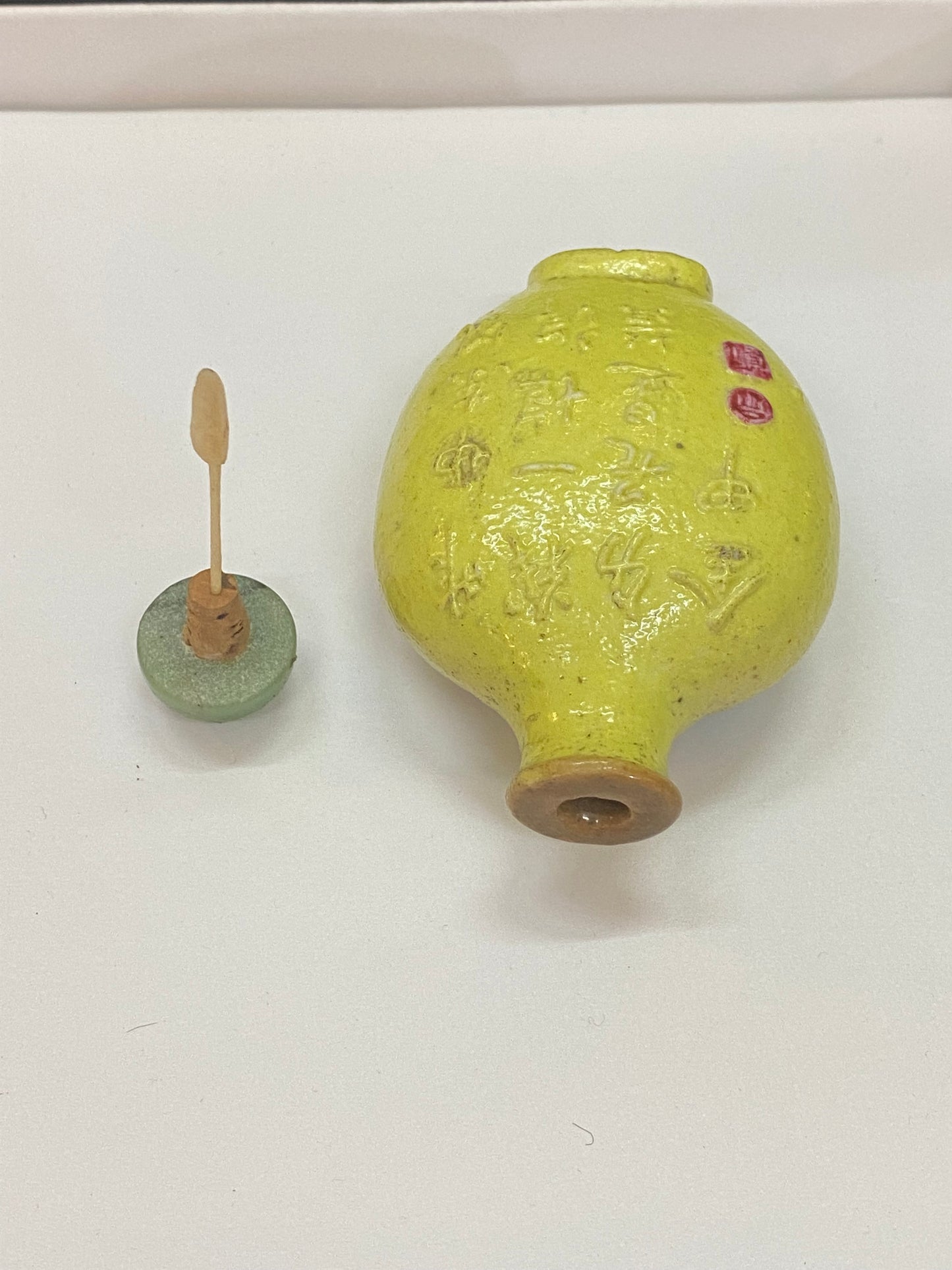 Botella de rapé china de porcelana moldeada de finales del siglo XIX con detalles florales y poéticos.