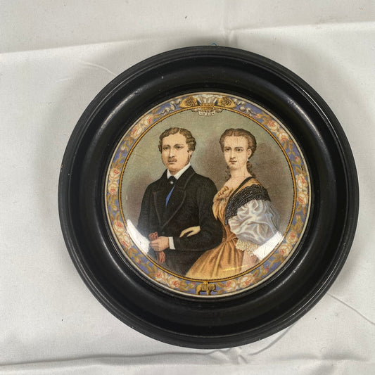 Rara tapa de olla Prattware victoriana con marco de madera ebonizada que conmemora el matrimonio del príncipe Alberto con la princesa Alejandra, 1863