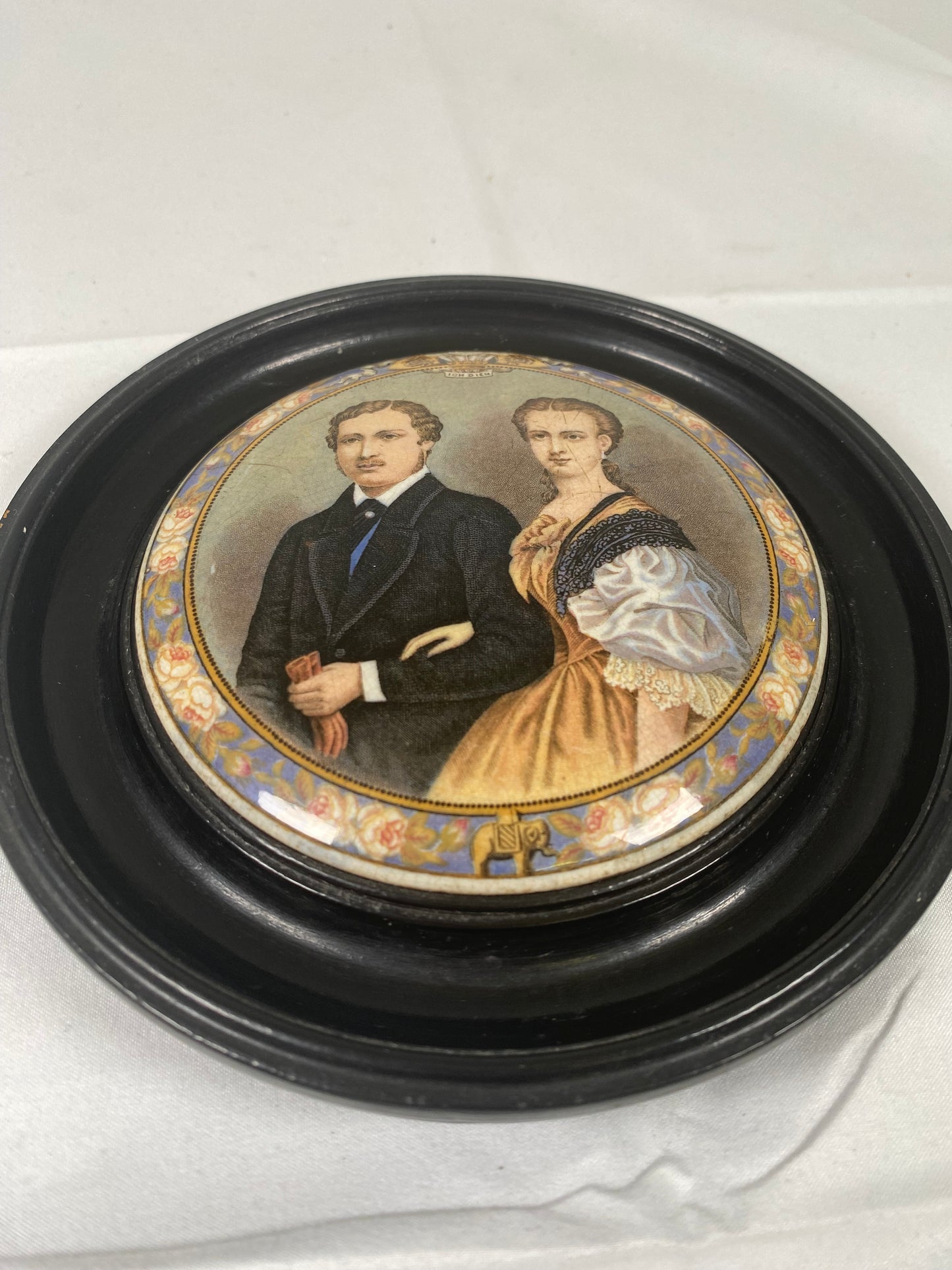 Rara tapa de olla Prattware victoriana con marco de madera ebonizada que conmemora el matrimonio del príncipe Alberto con la princesa Alejandra, 1863