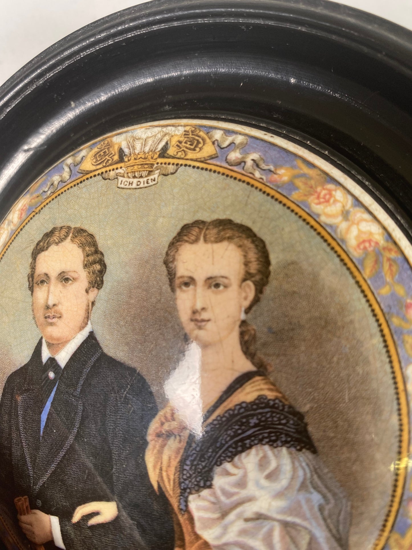 Rara tapa de olla Prattware victoriana con marco de madera ebonizada que conmemora el matrimonio del príncipe Alberto con la princesa Alejandra, 1863
