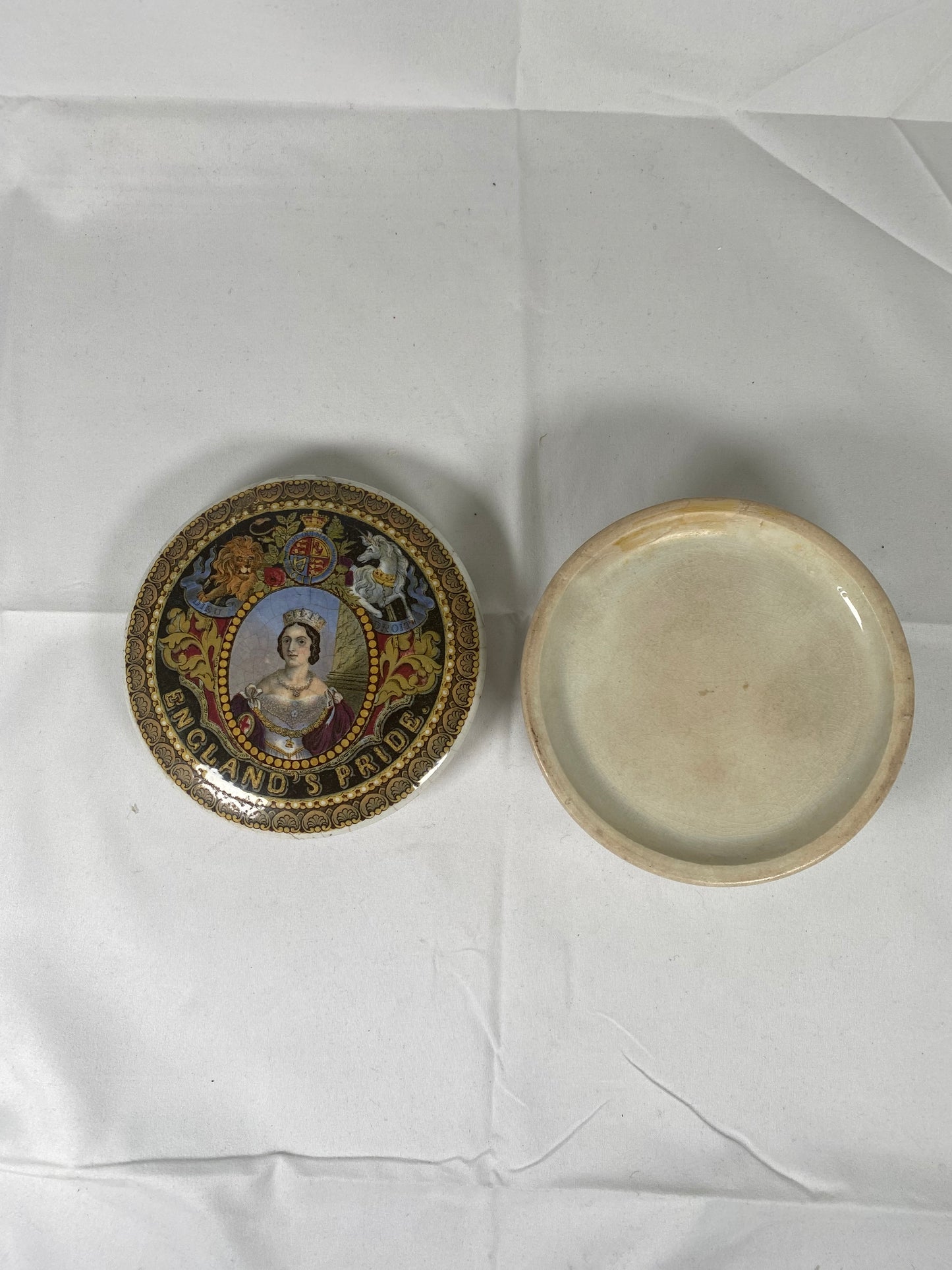 Rara olla victoriana Prattware con tapa de la joven reina Victoria, "Orgullo de Inglaterra".