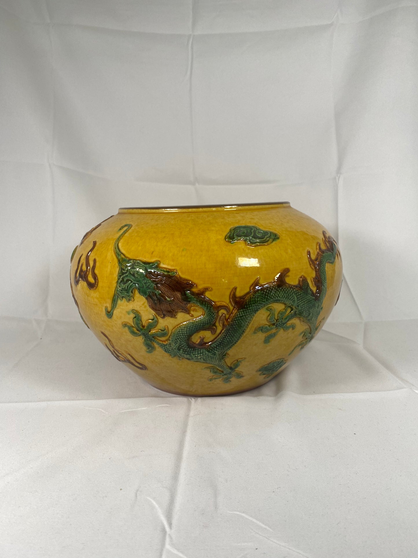Cuenco de barro Sancai de finales de Qing con motivos de dragón, período Guangxi (1875-1908)