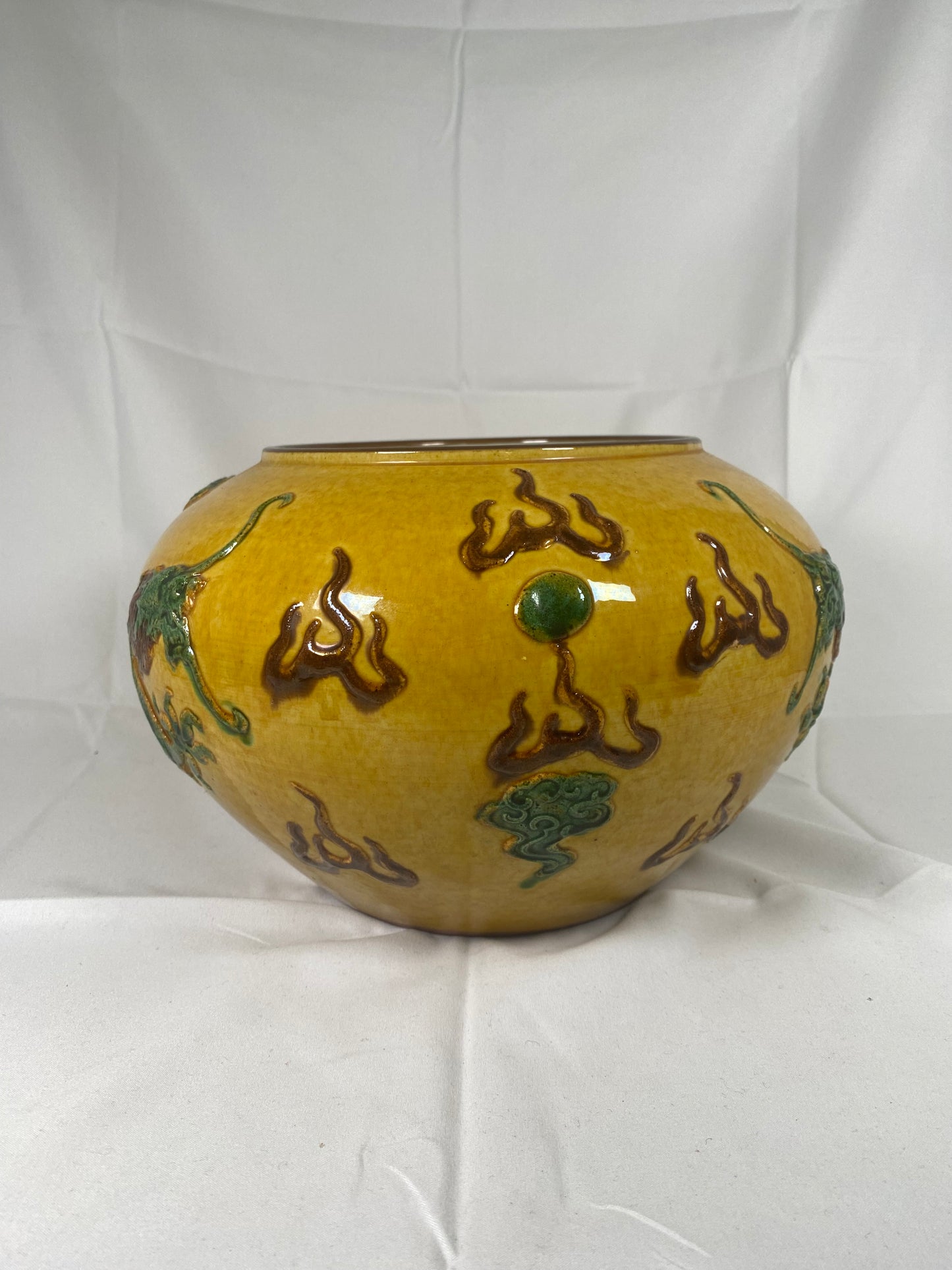Cuenco de barro Sancai de finales de Qing con motivos de dragón, período Guangxi (1875-1908)