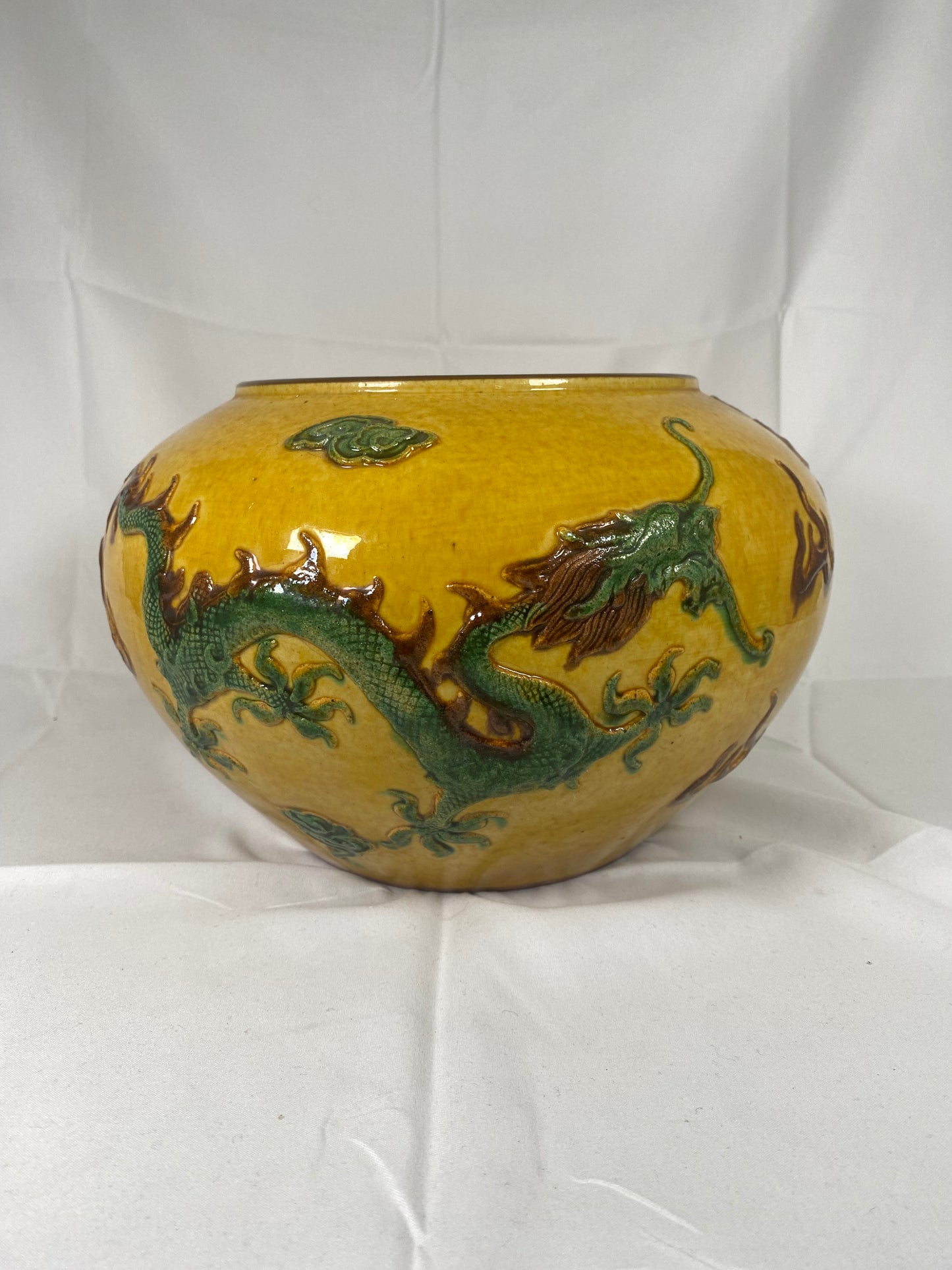 Cuenco de barro Sancai de finales de Qing con motivos de dragón, período Guangxi (1875-1908)