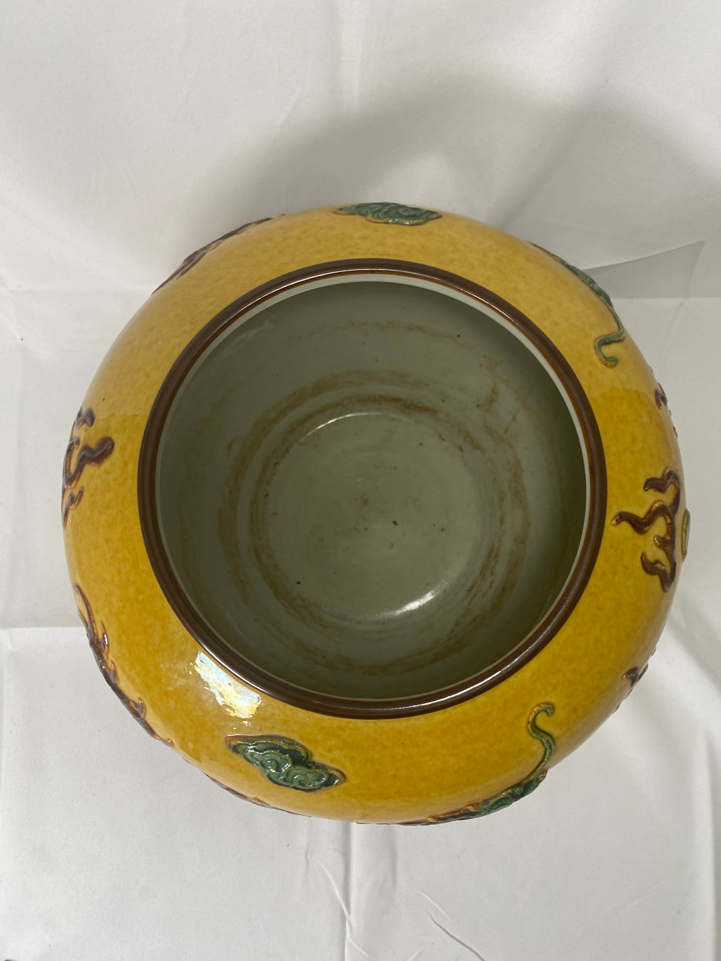 Cuenco de barro Sancai de finales de Qing con motivos de dragón, período Guangxi (1875-1908)