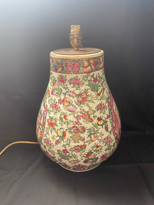 Lámpara monumental del período Qing tardío, escena doméstica, porcelana celadón, esmaltes de la familia rosa