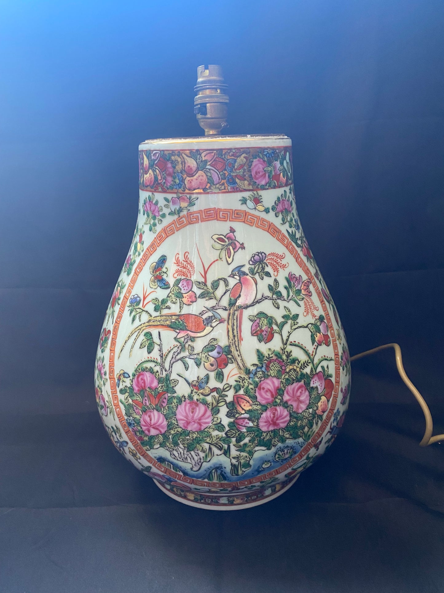 Lámpara monumental del período Qing tardío, porcelana celadón, esmaltes familia rosa