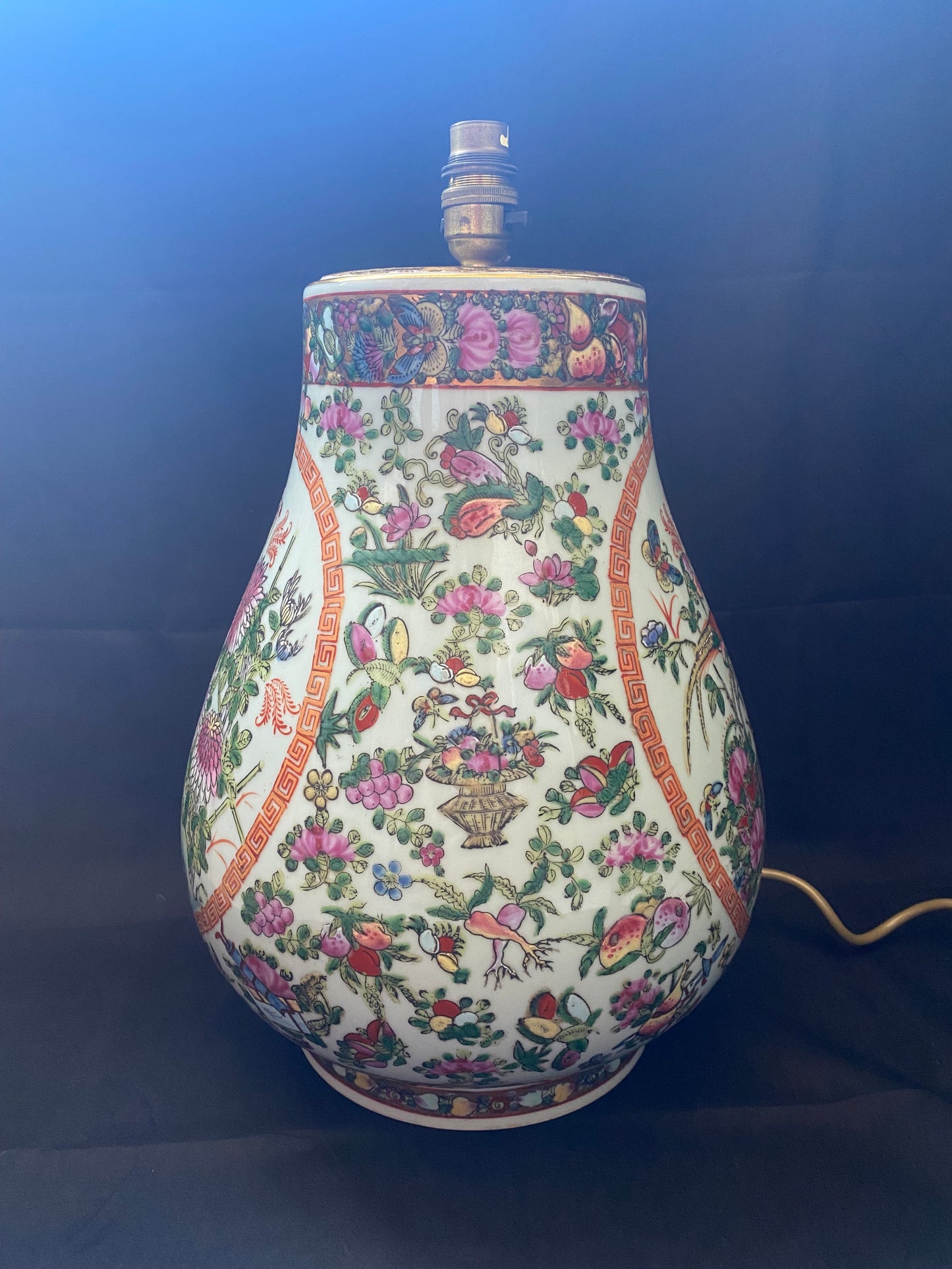 Lámpara monumental del período Qing tardío, porcelana celadón, esmaltes familia rosa