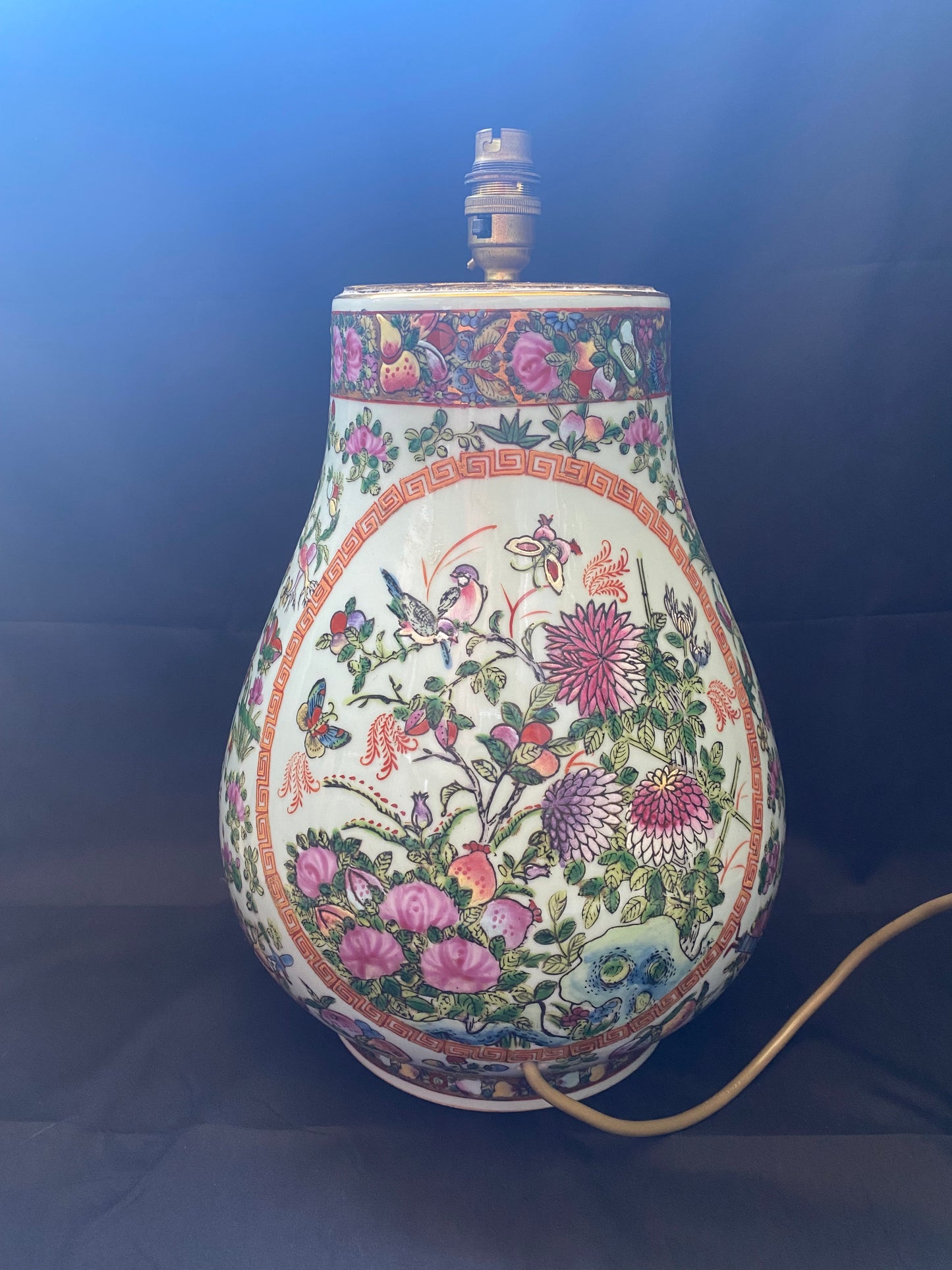 Lámpara monumental del período Qing tardío, porcelana celadón, esmaltes familia rosa