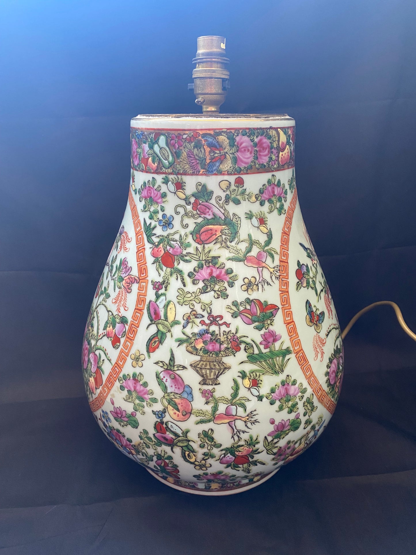 Lámpara monumental del período Qing tardío, porcelana celadón, esmaltes familia rosa