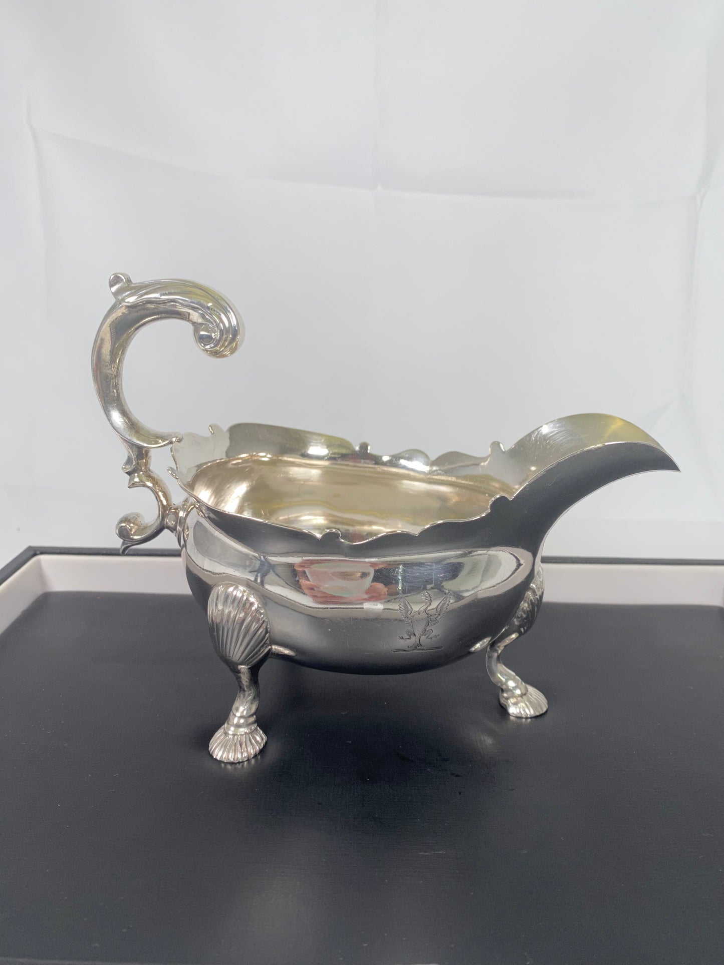 乔治二世纯银肉汁船或调味汁船,罗伯特伊奈斯,伦敦,1752 年。